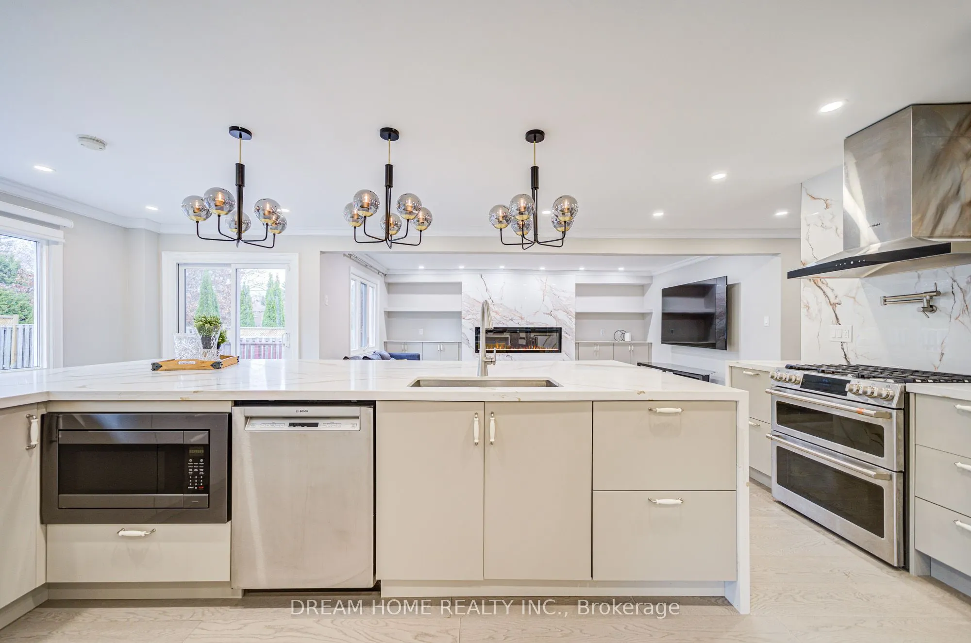 352 Kennedy Street W