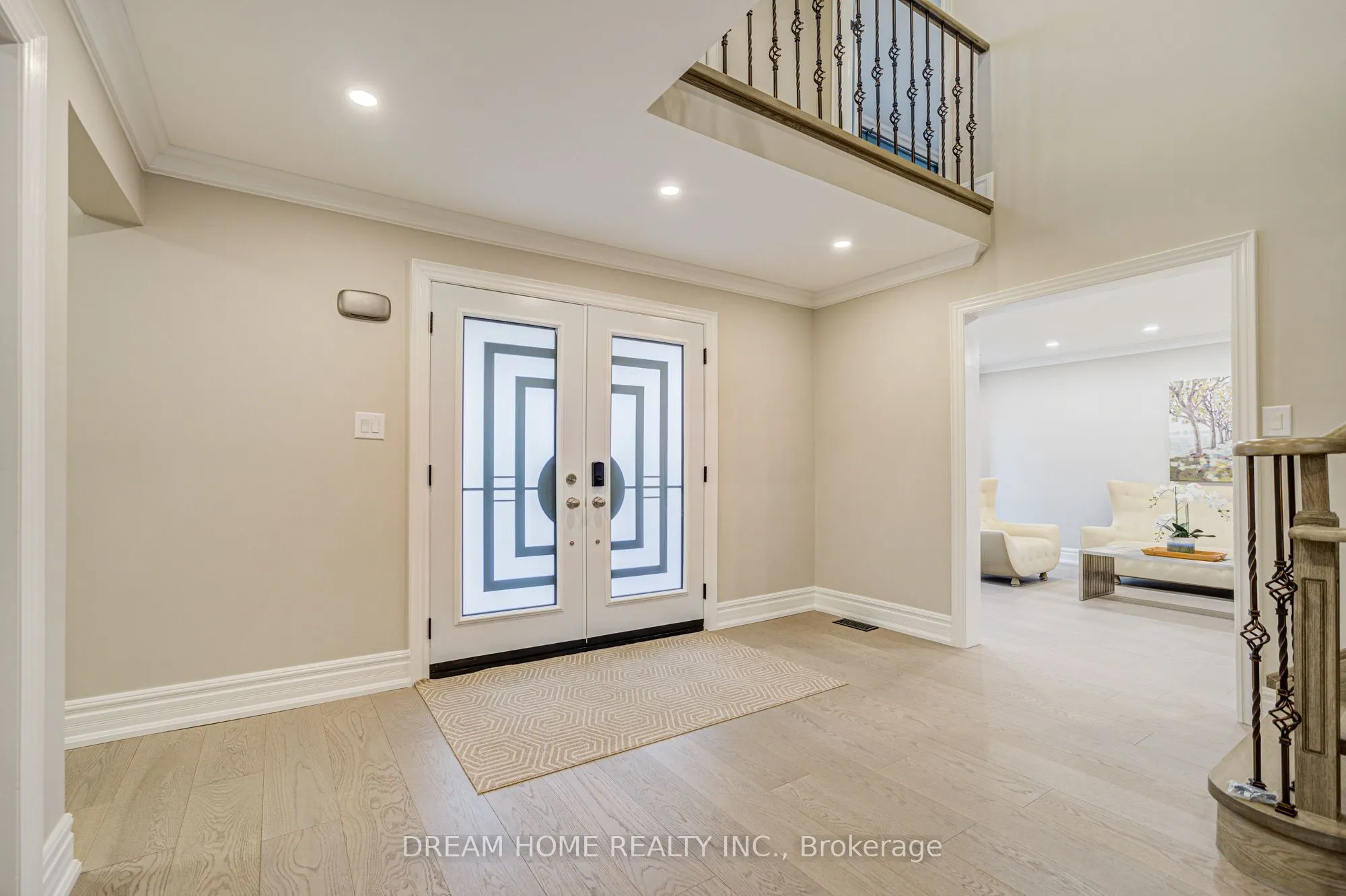 352 Kennedy Street W
