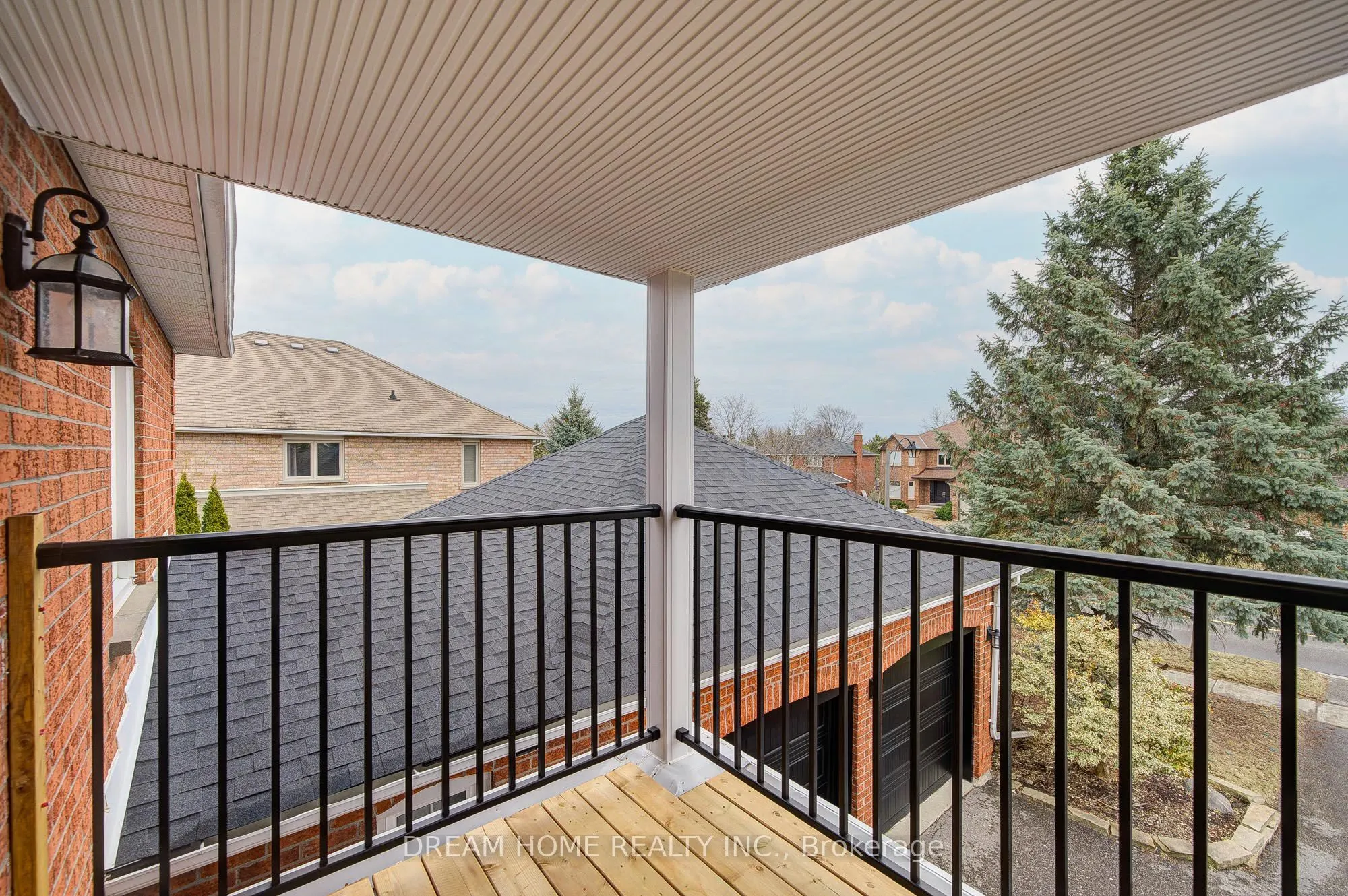 352 Kennedy Street W