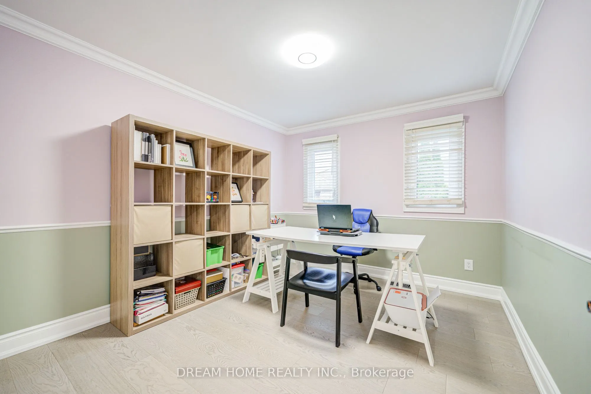 352 Kennedy Street W