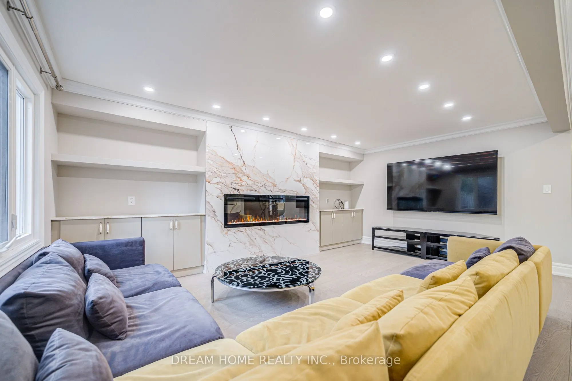 352 Kennedy Street W