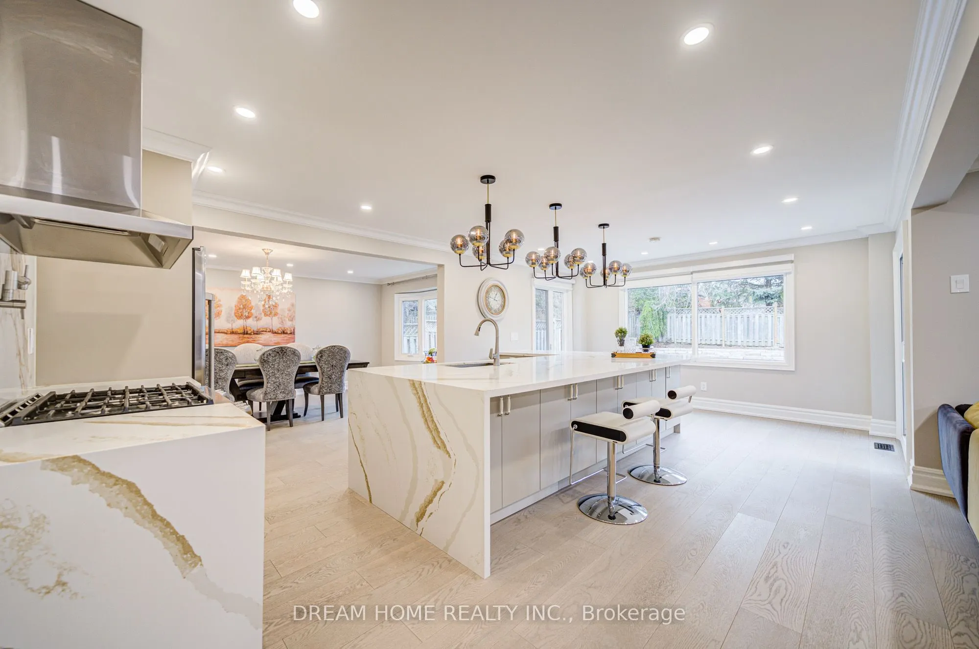 352 Kennedy Street W