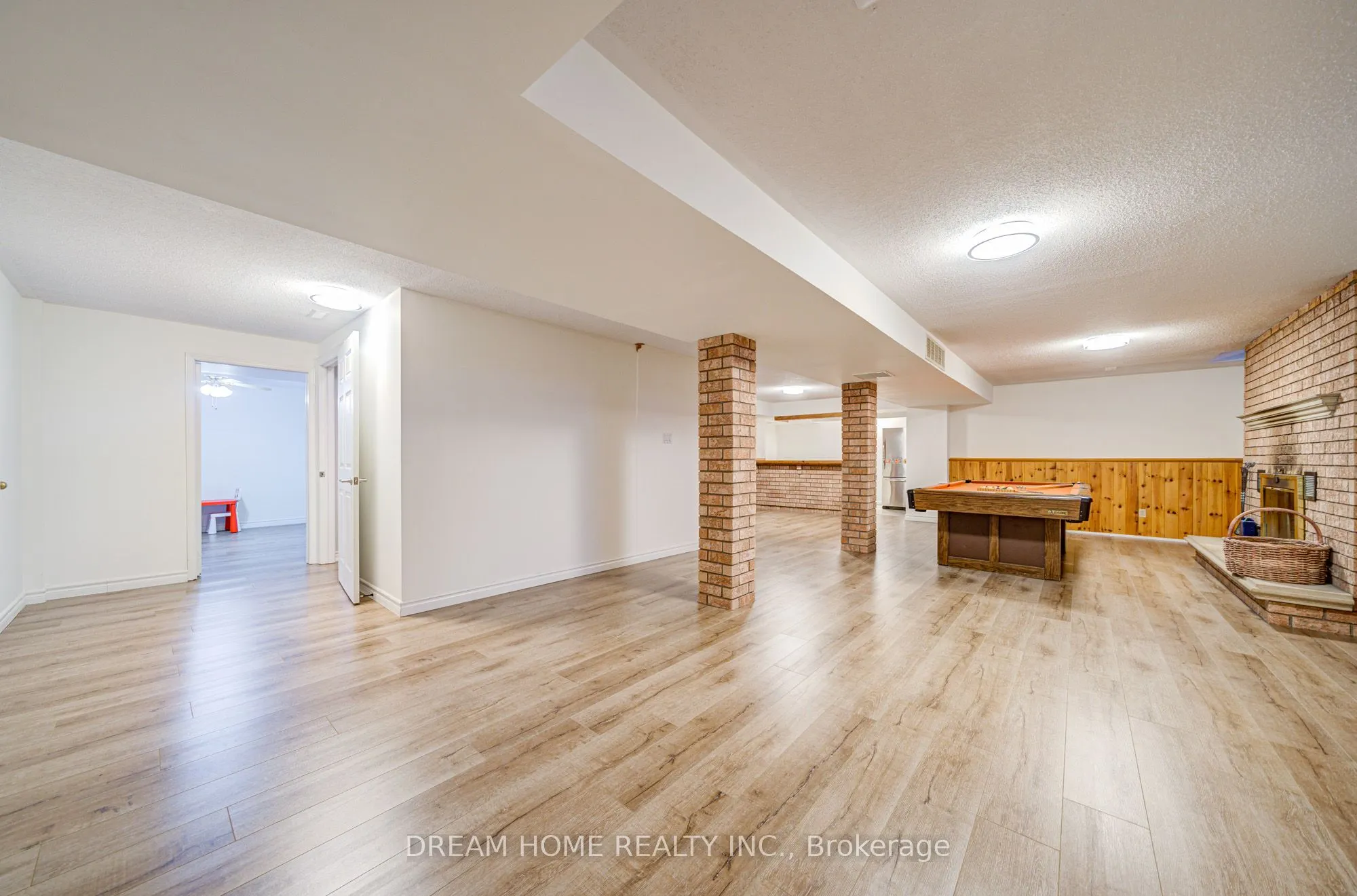 352 Kennedy Street W