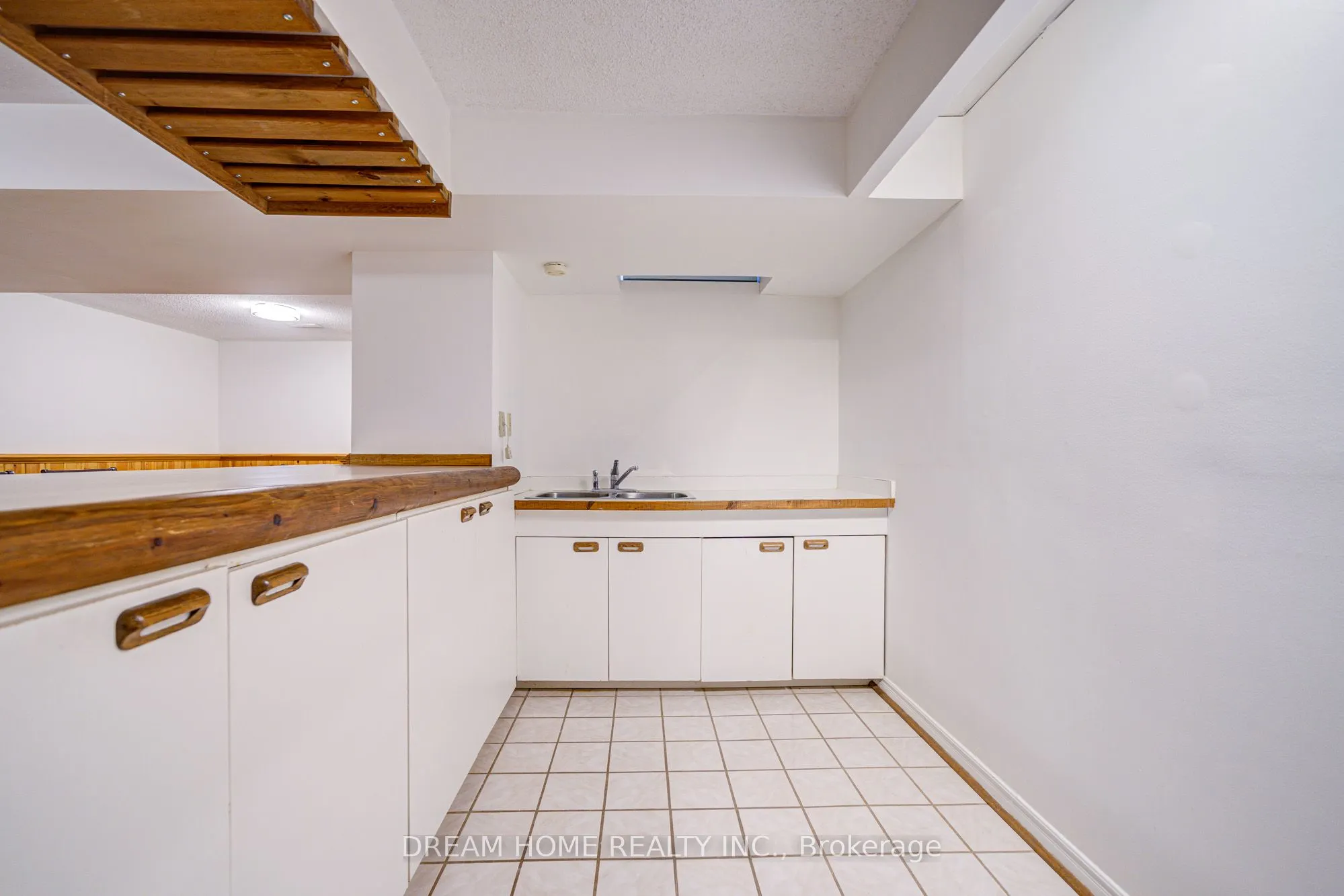 352 Kennedy Street W