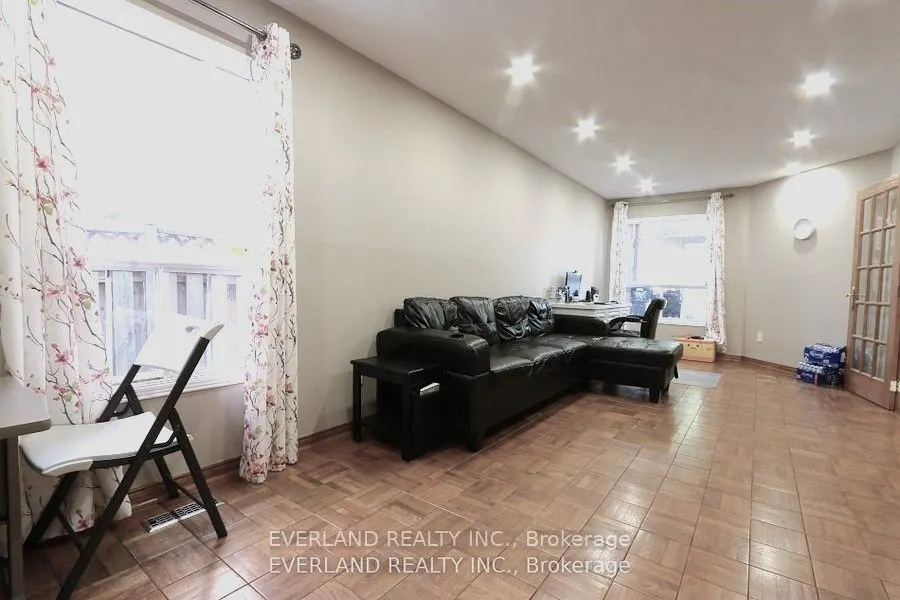 87 Kyla Crescent