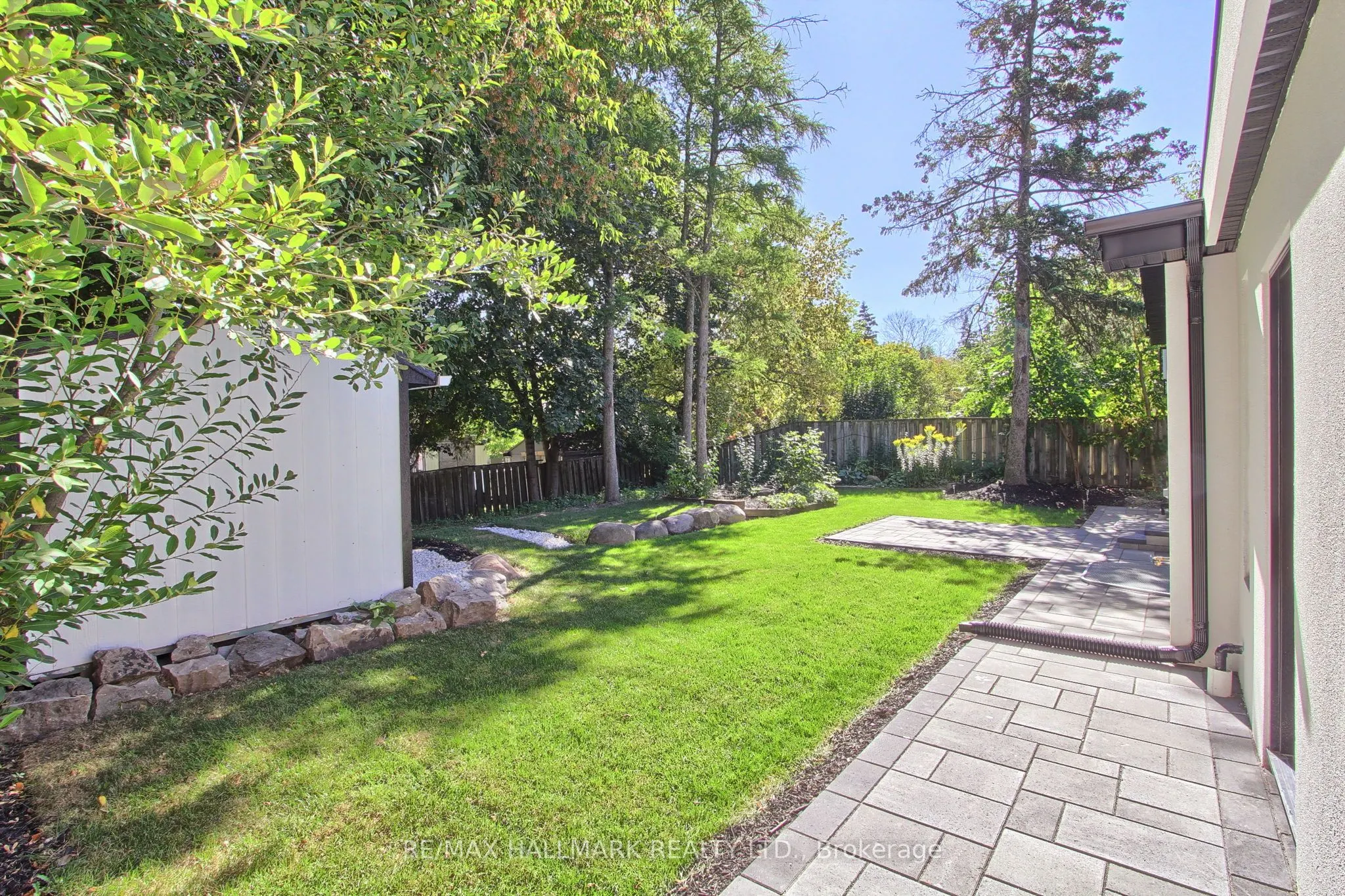25 Knowles Crescent