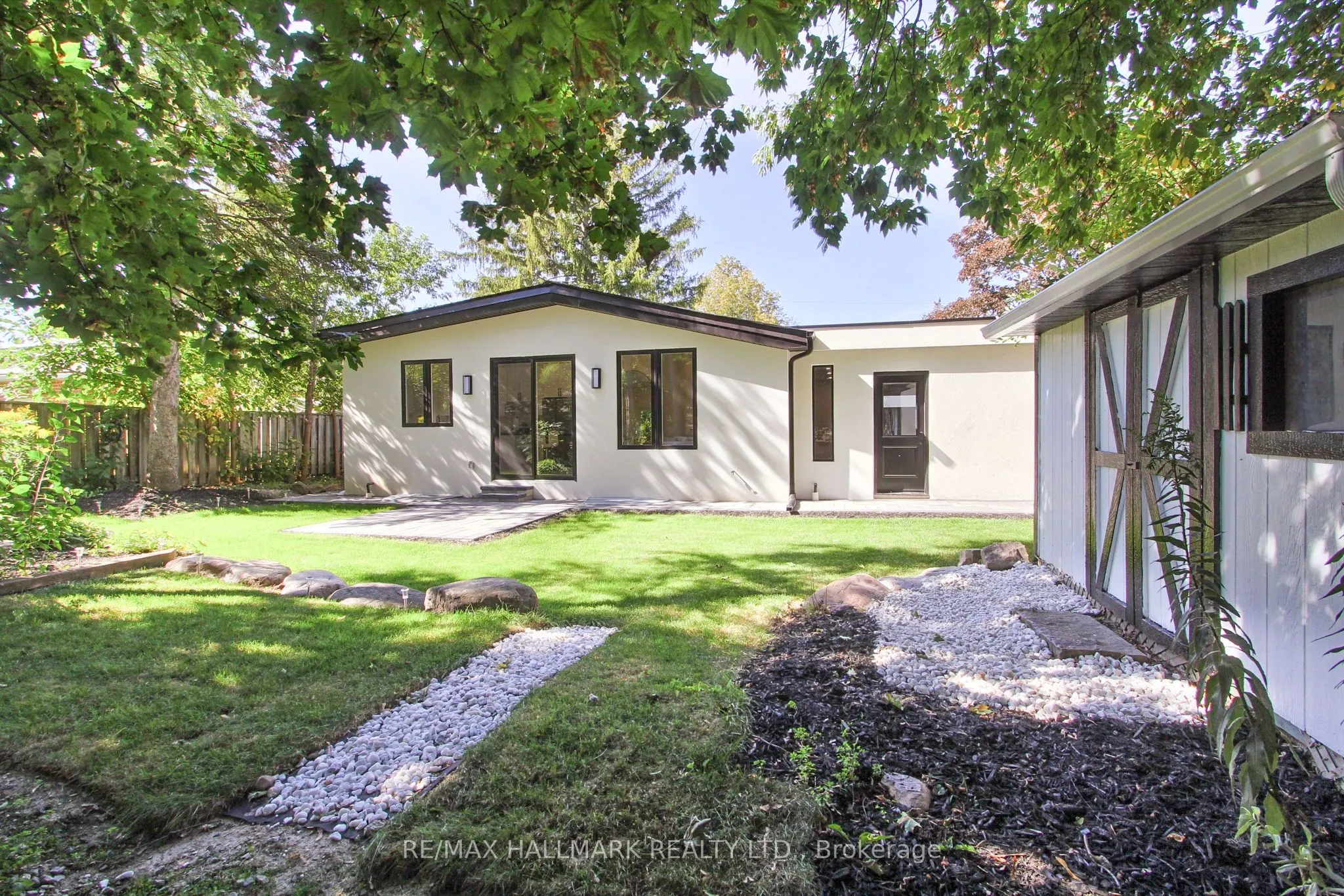 25 Knowles Crescent