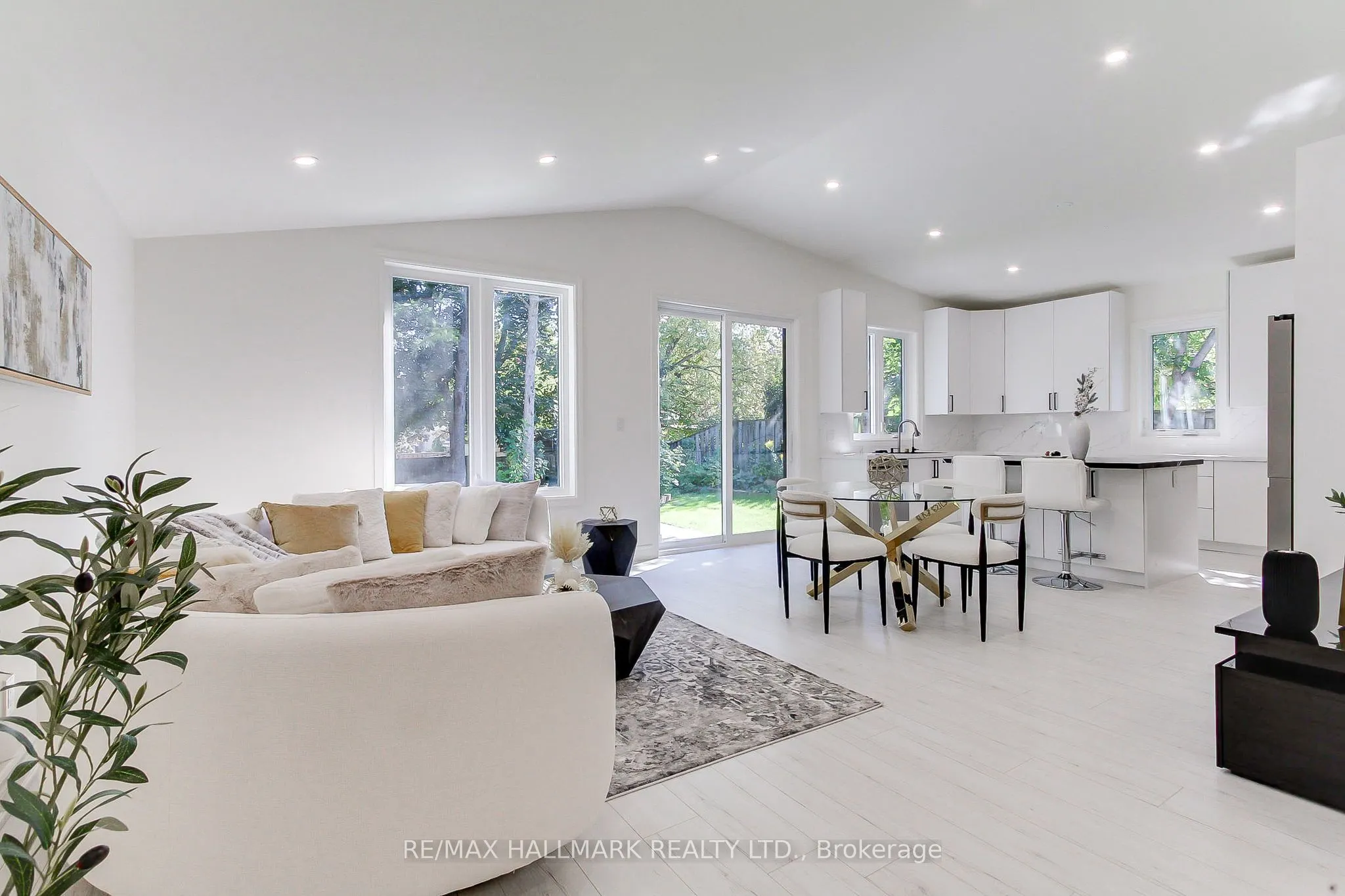 25 Knowles Crescent