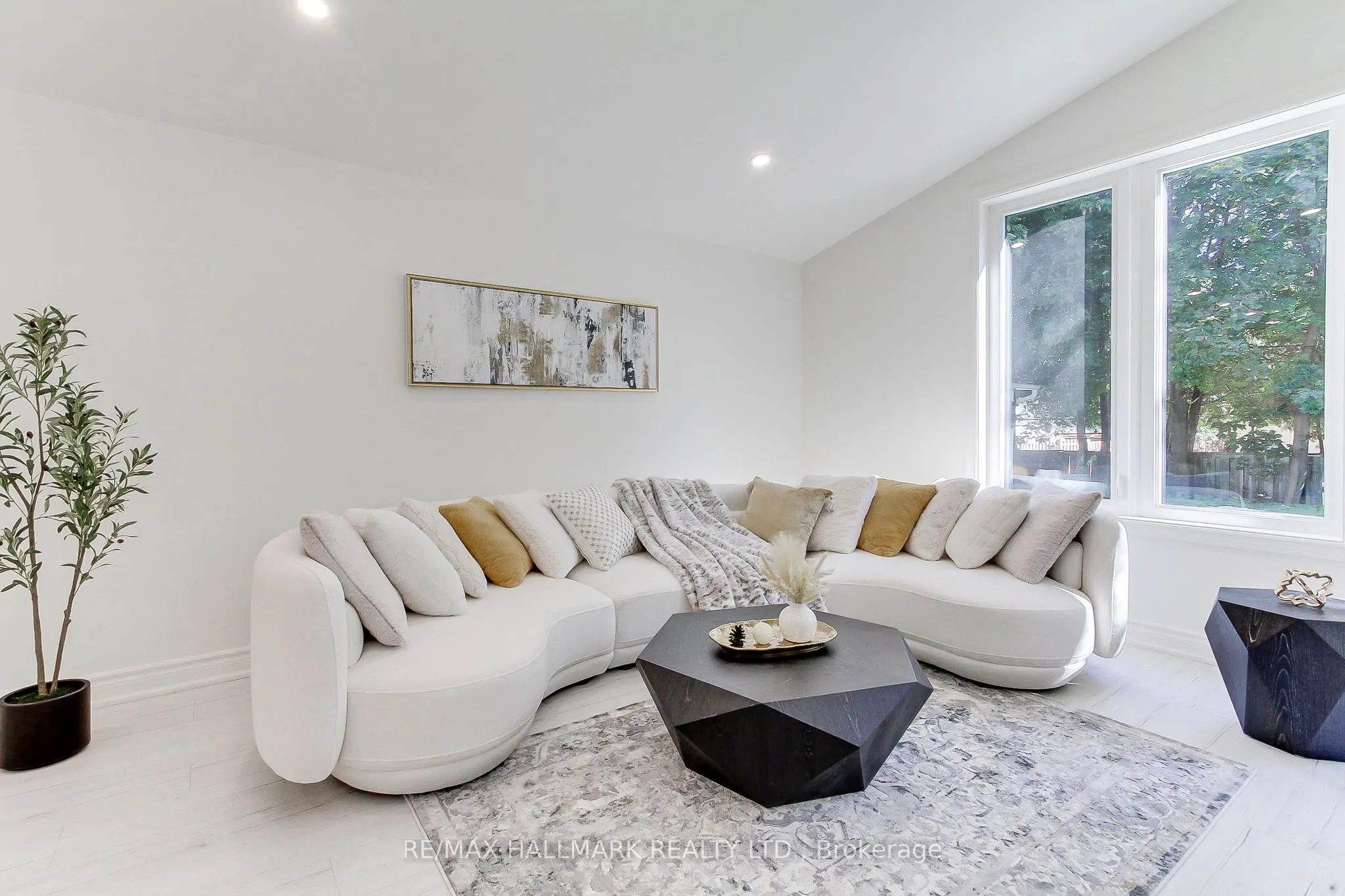25 Knowles Crescent