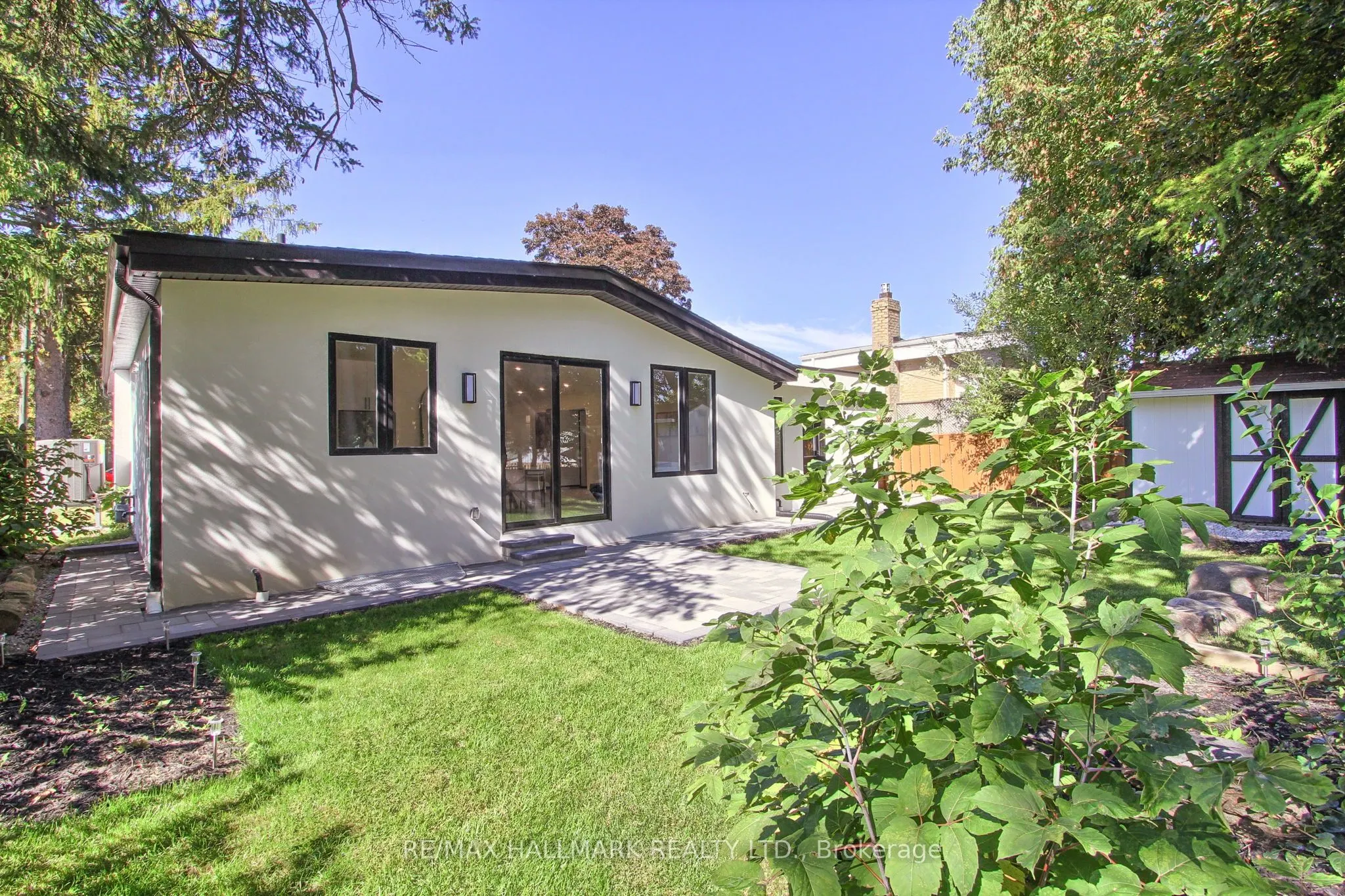 25 Knowles Crescent