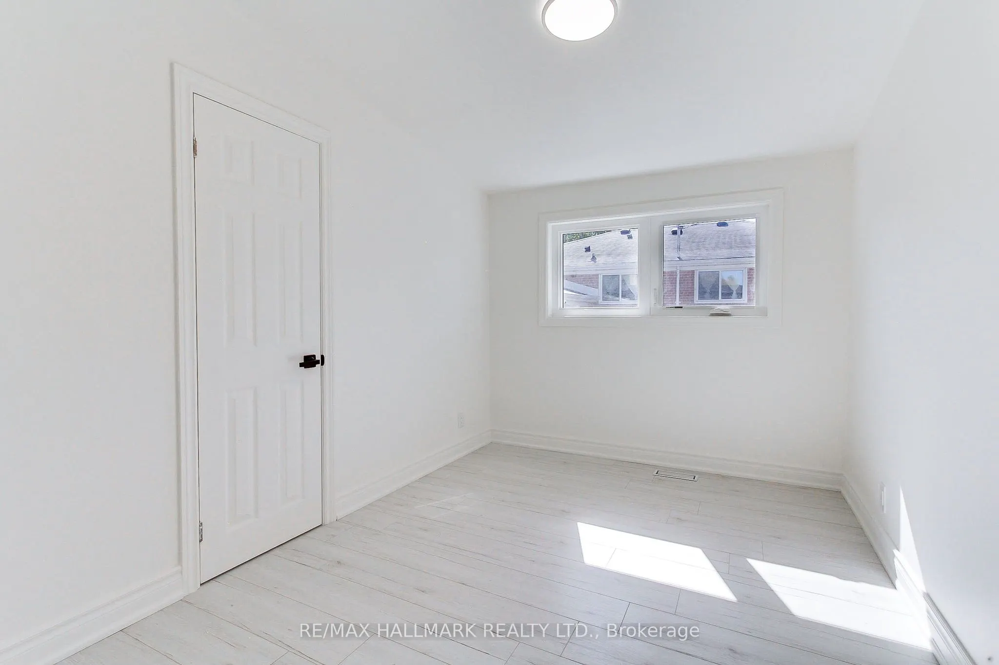 25 Knowles Crescent