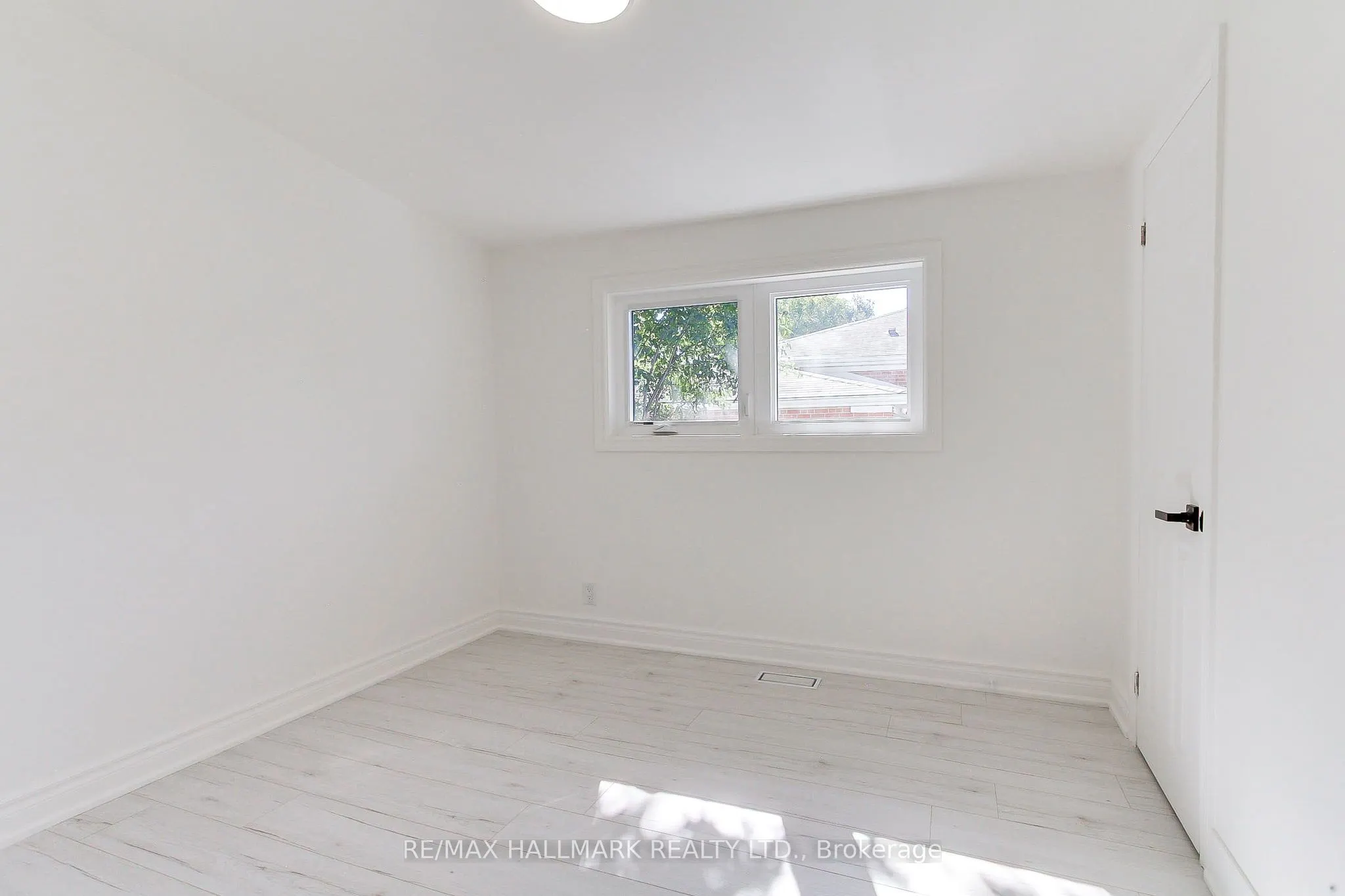 25 Knowles Crescent