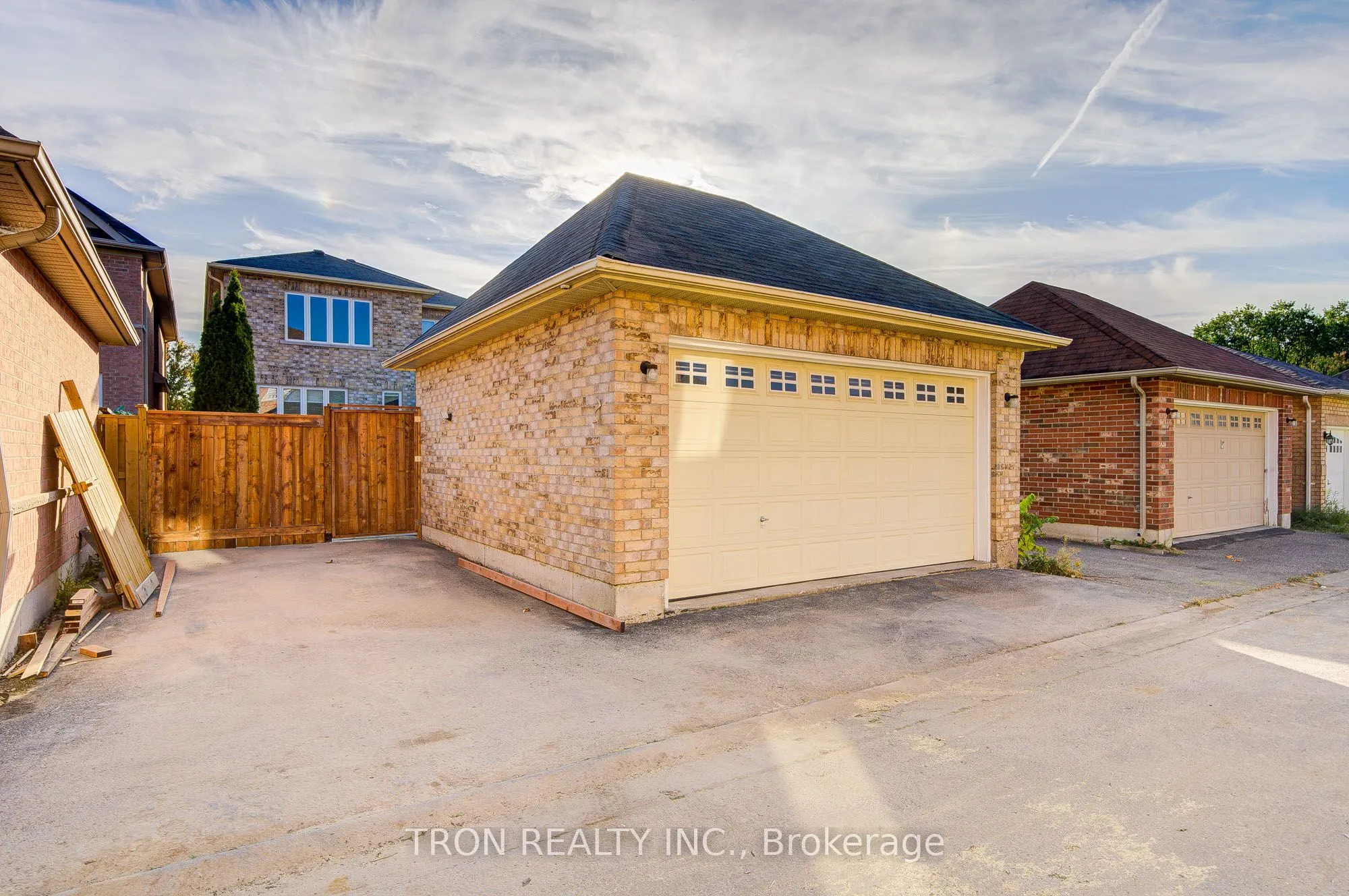 454 The Bridle Walk