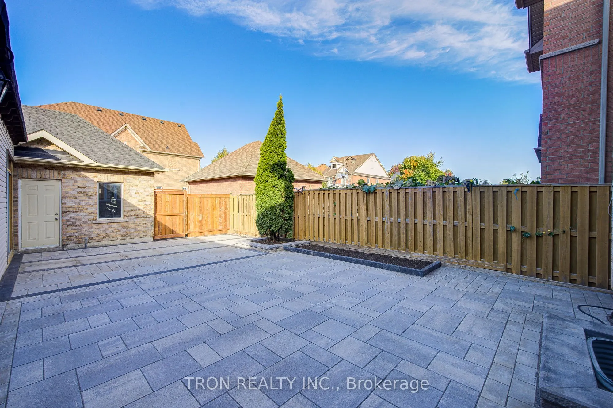 454 The Bridle Walk