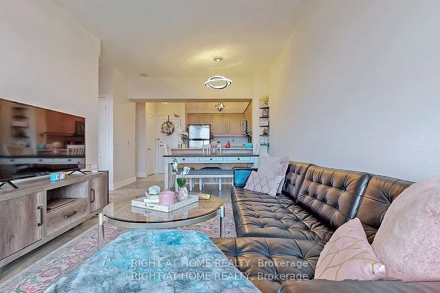 350 Red Maple Road, #817
