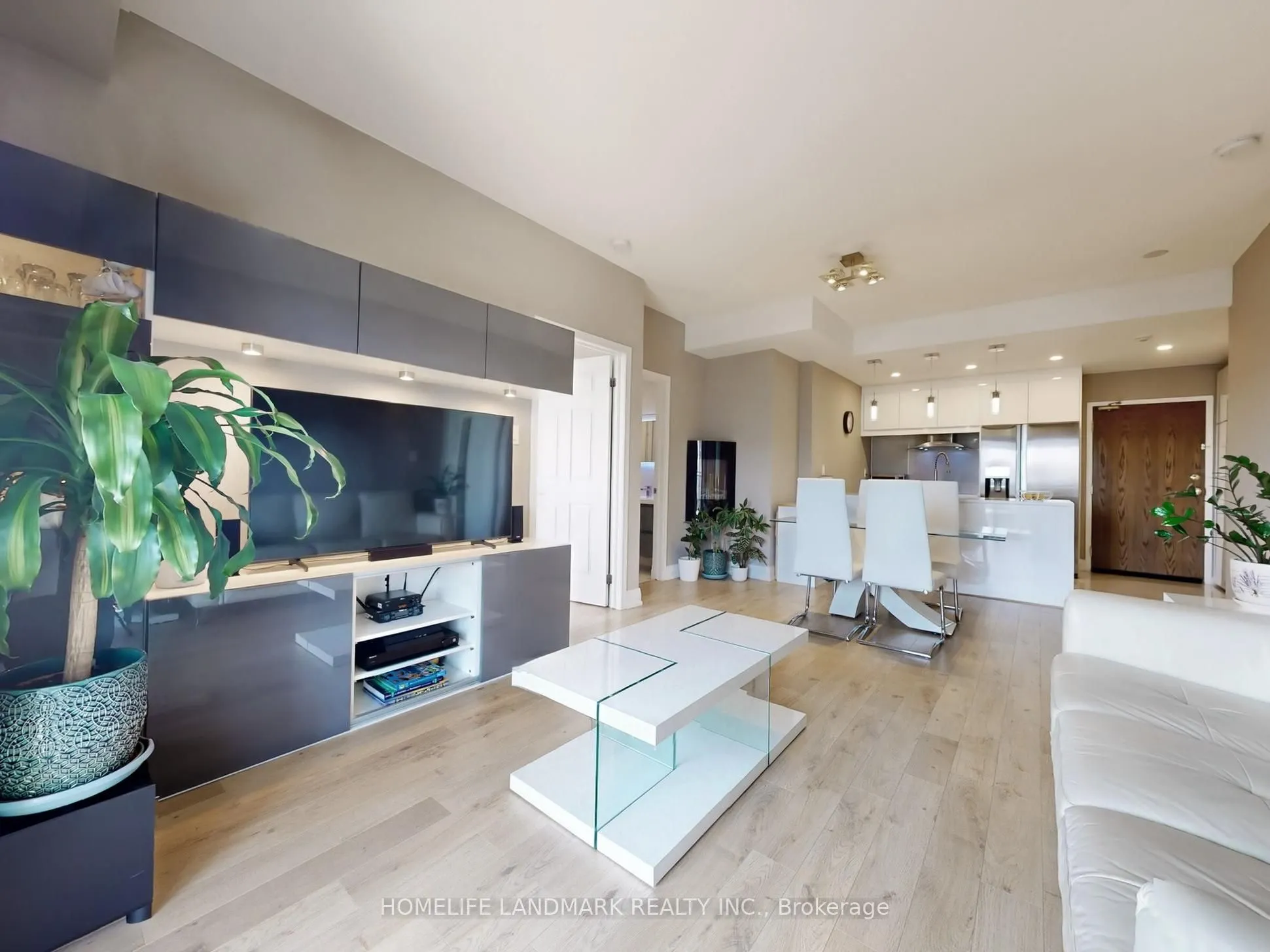 8 Maison Parc Court, #619