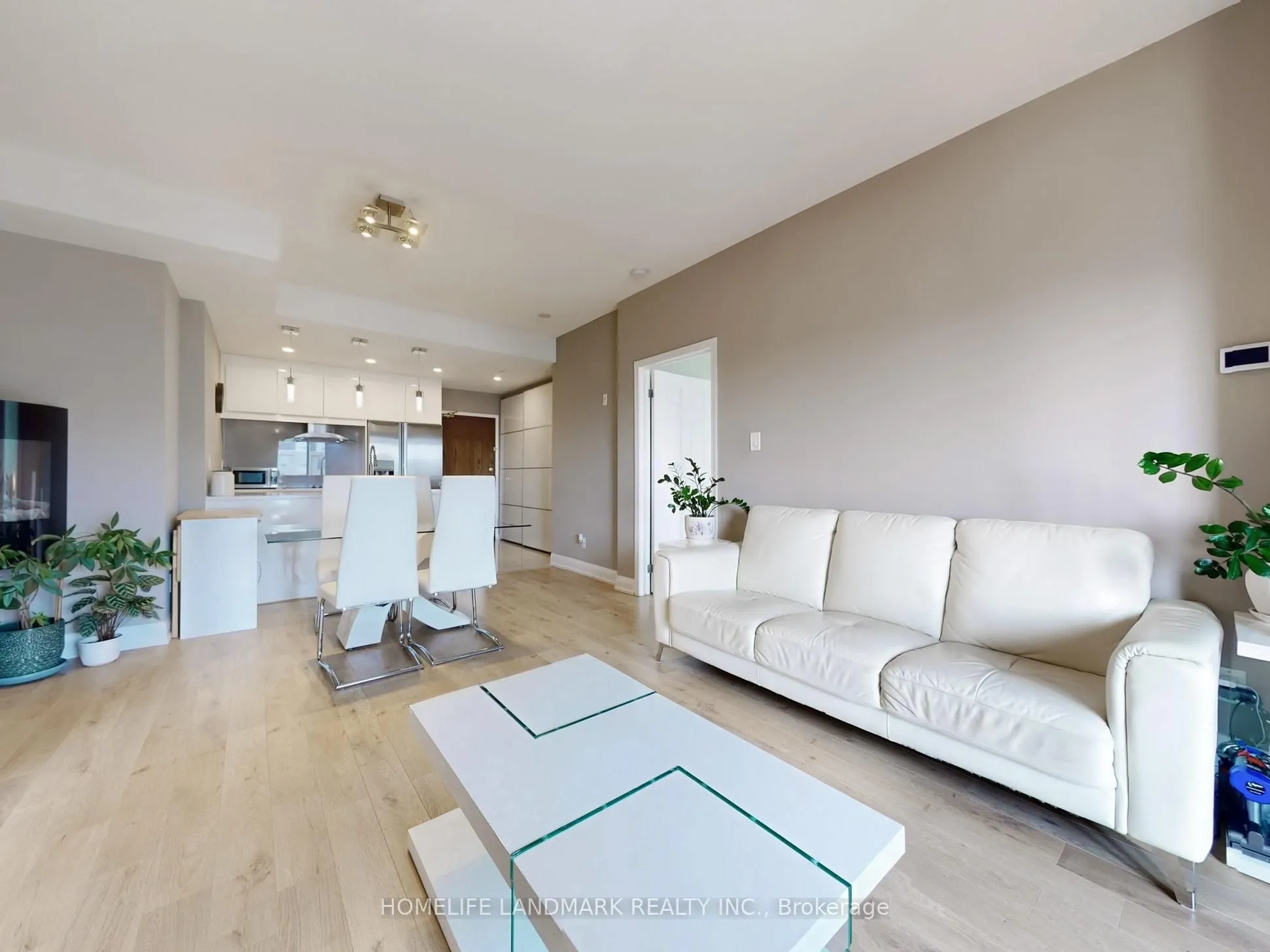 8 Maison Parc Court, #619