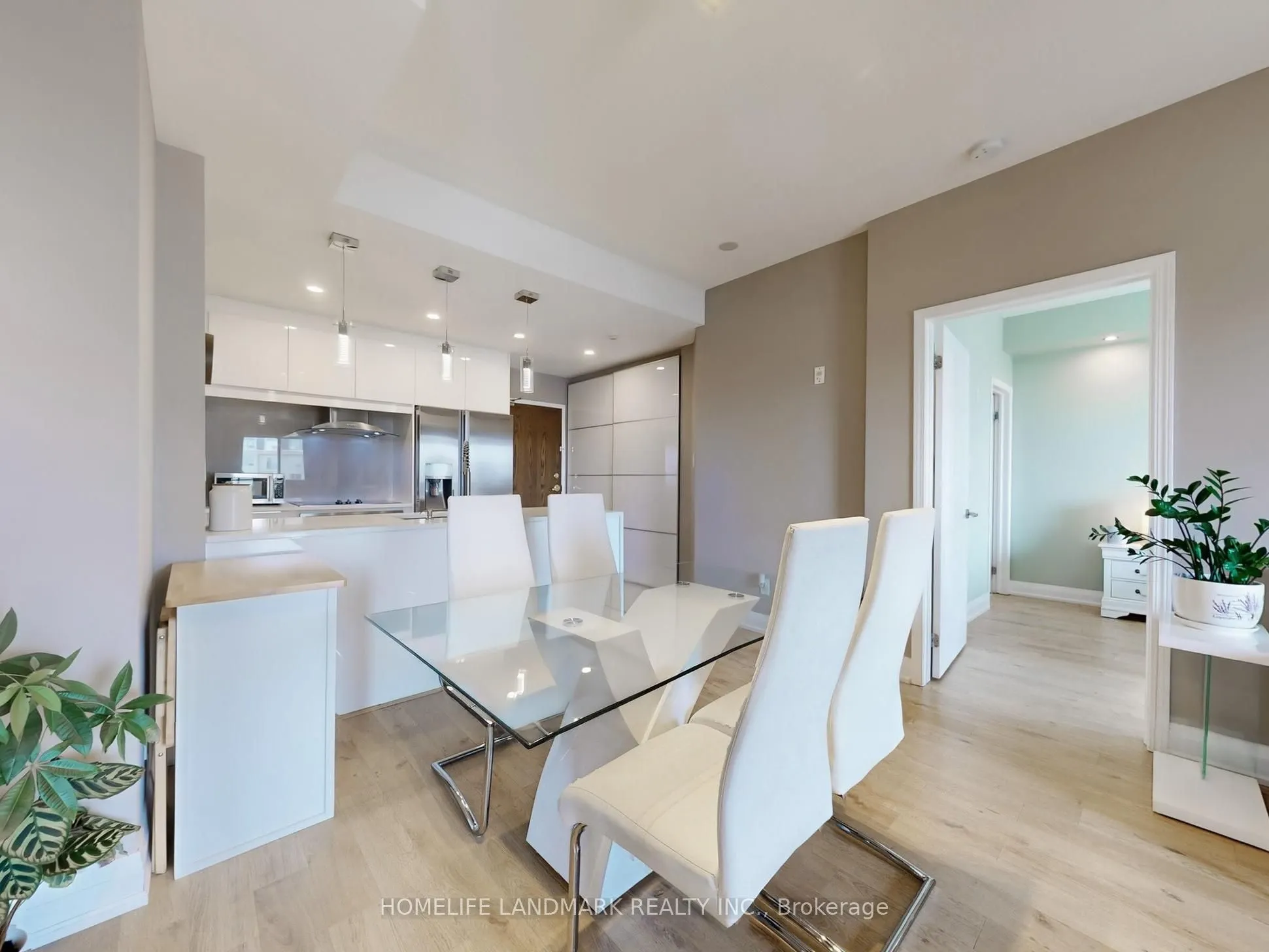 8 Maison Parc Court, #619