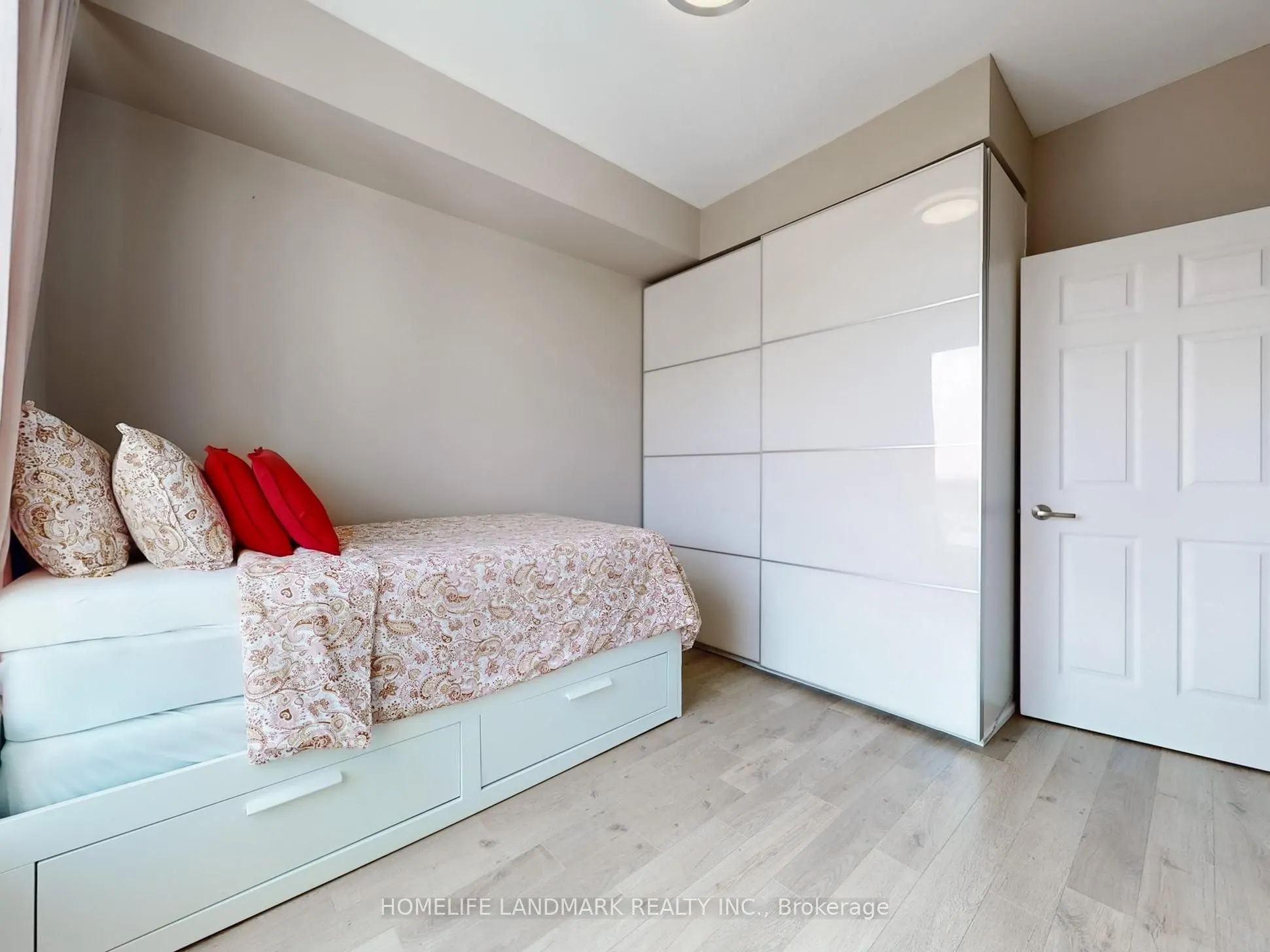 8 Maison Parc Court, #619