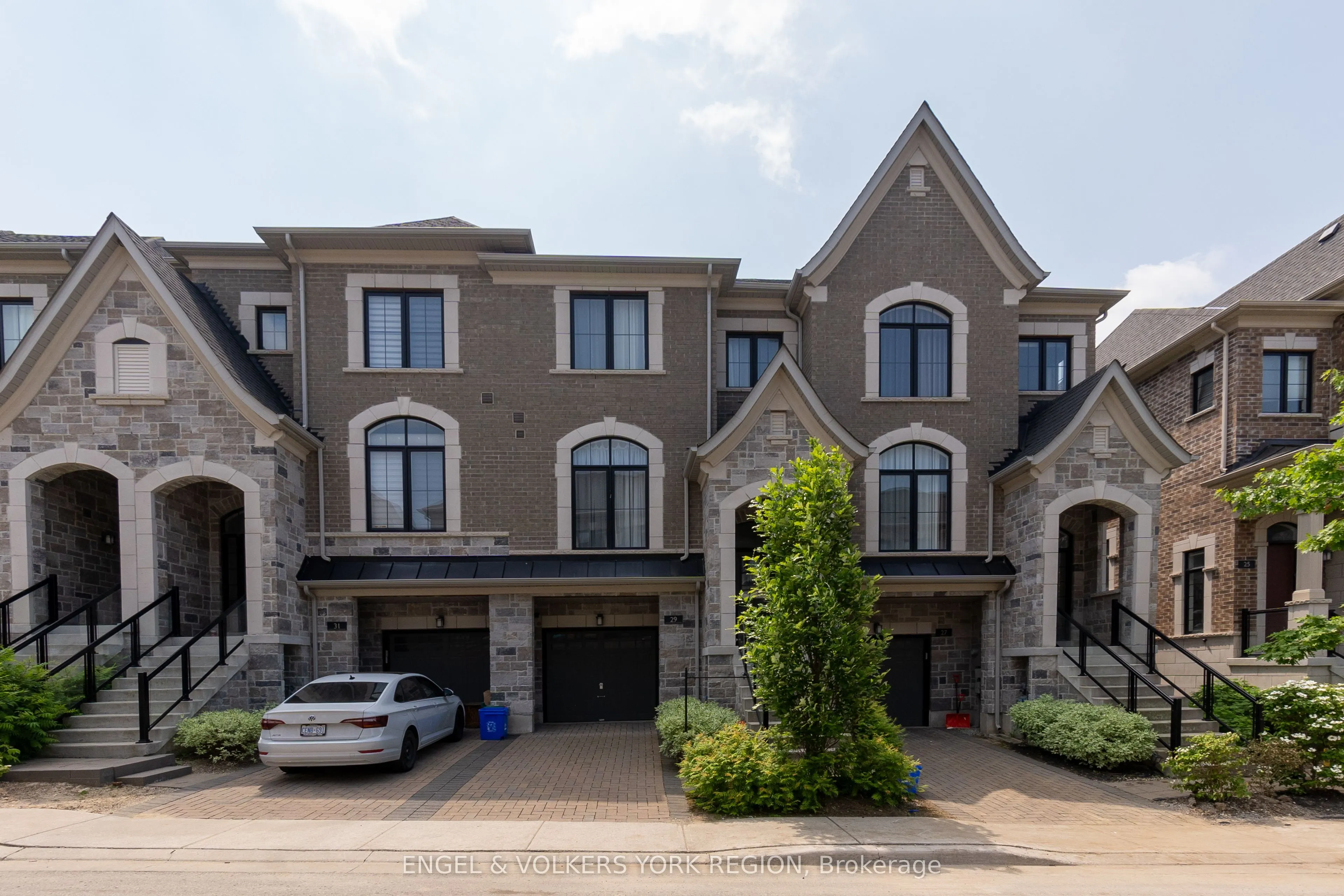 29 Nardini Lane N