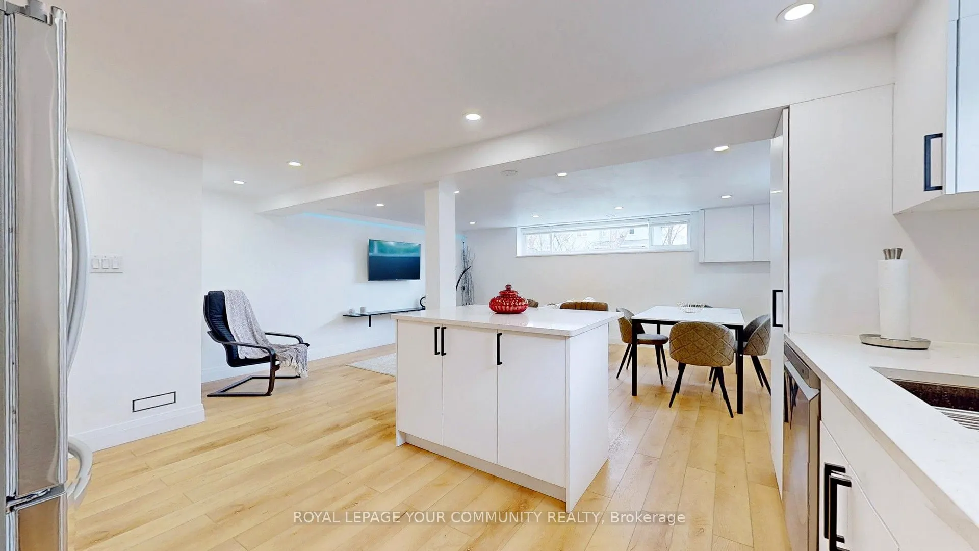 350 Red Maple Road, #905
