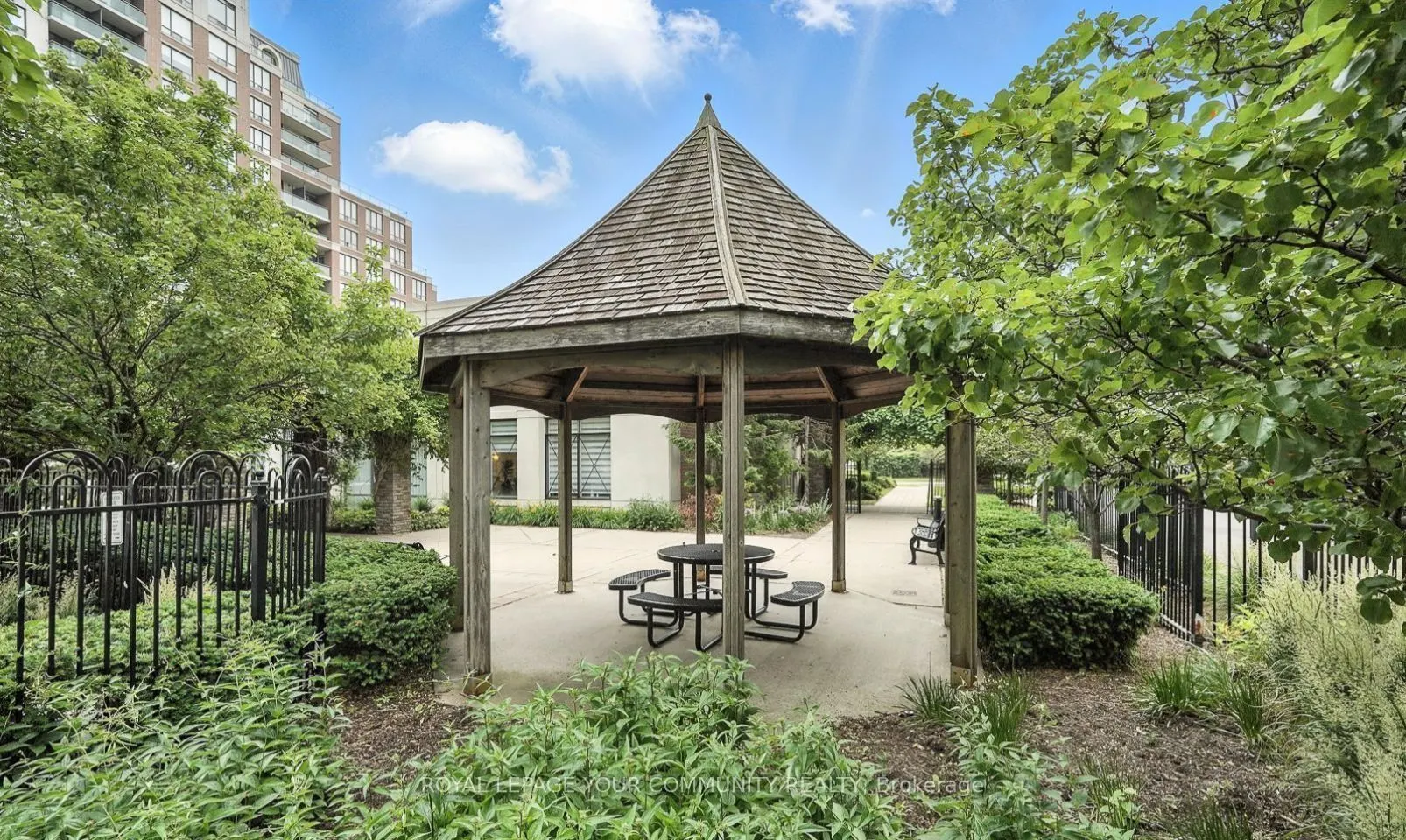 350 Red Maple Road, #905