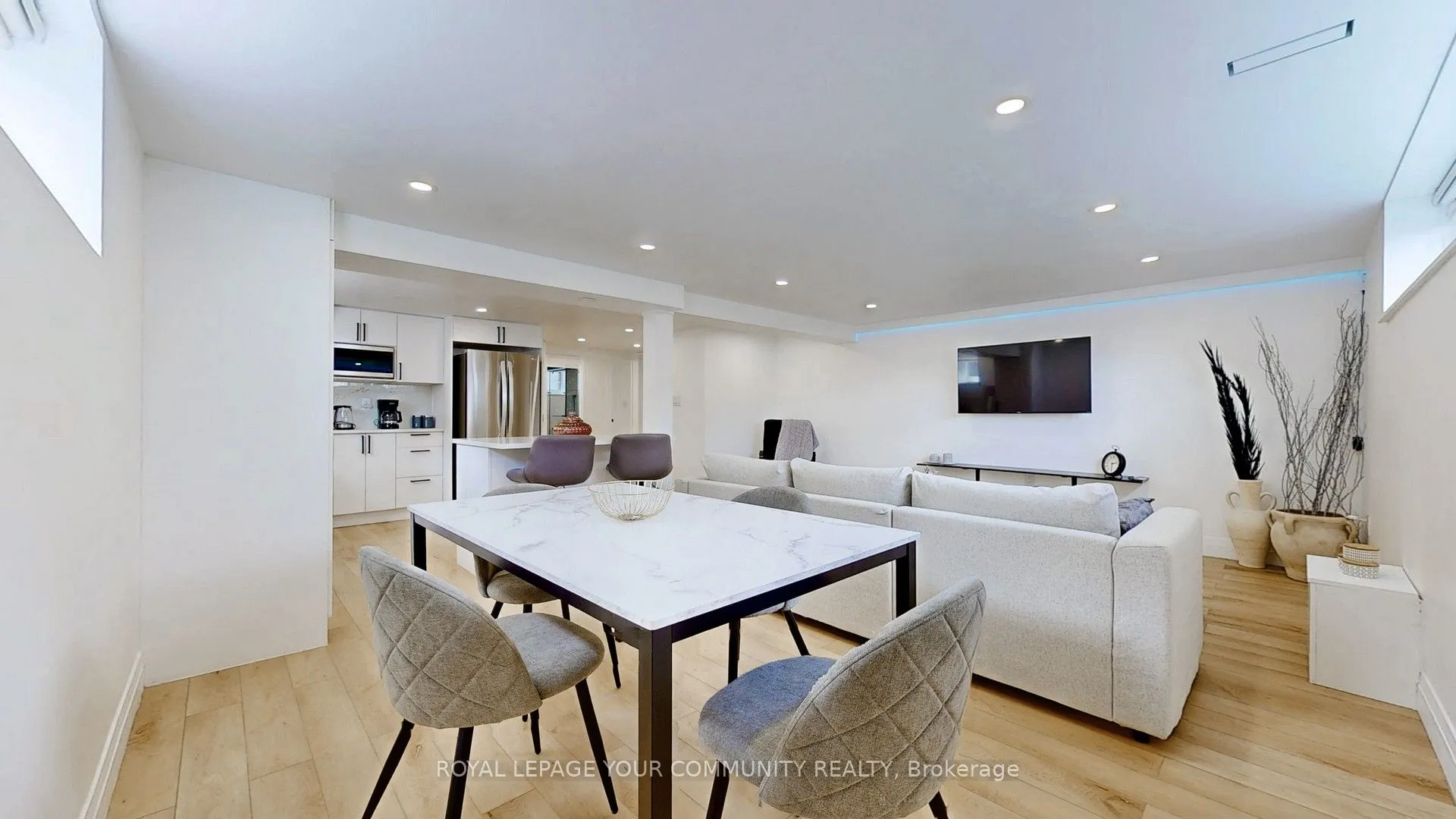 350 Red Maple Road, #905