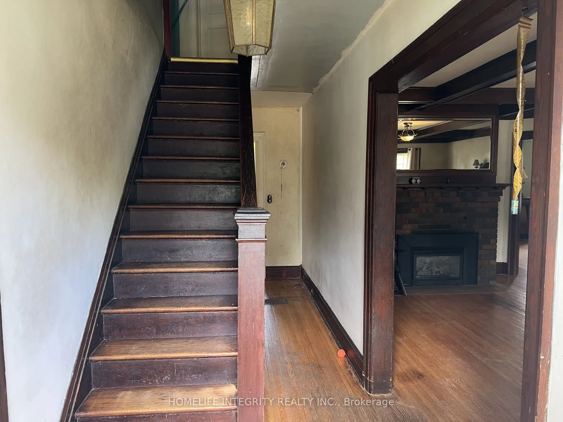 198 Victoria Street W