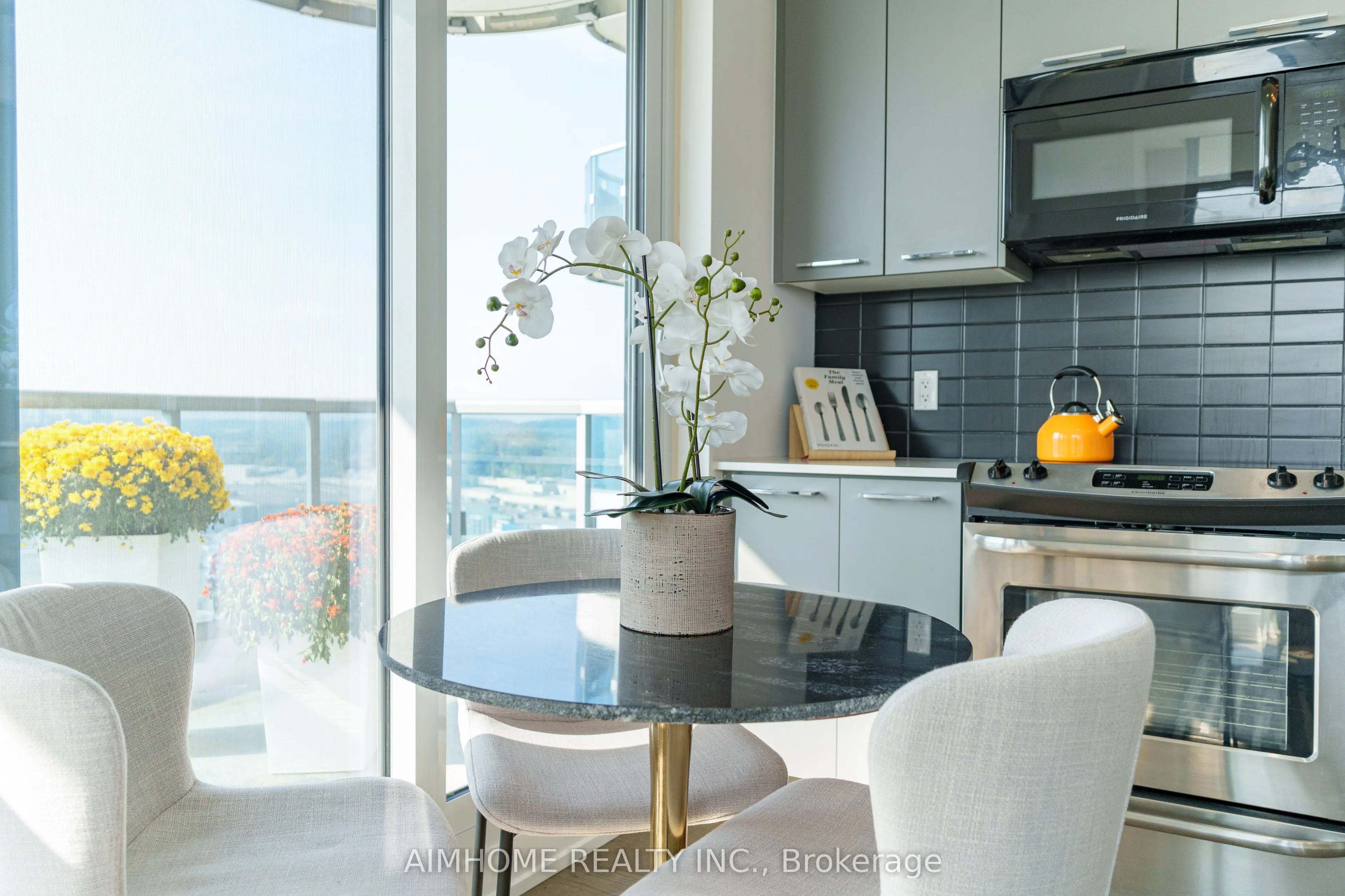 9471 Yonge Street, #1202