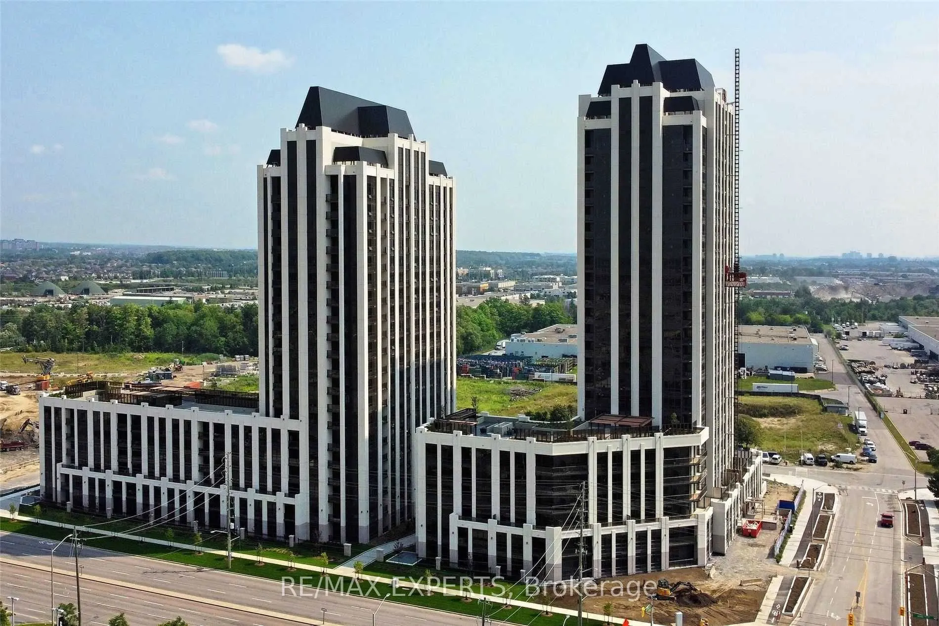 9085 Jane Street, #907