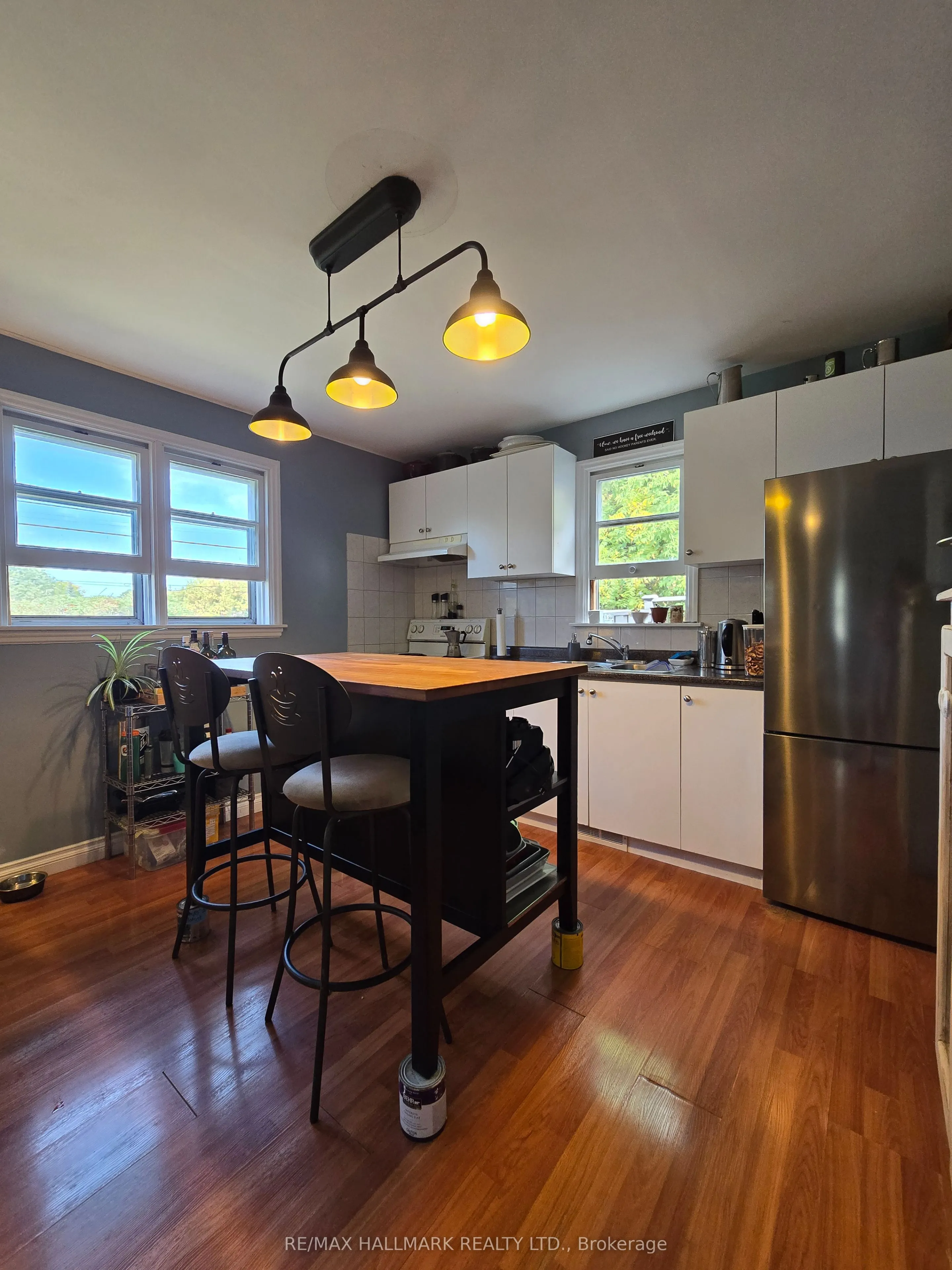 555 Wellington Street W