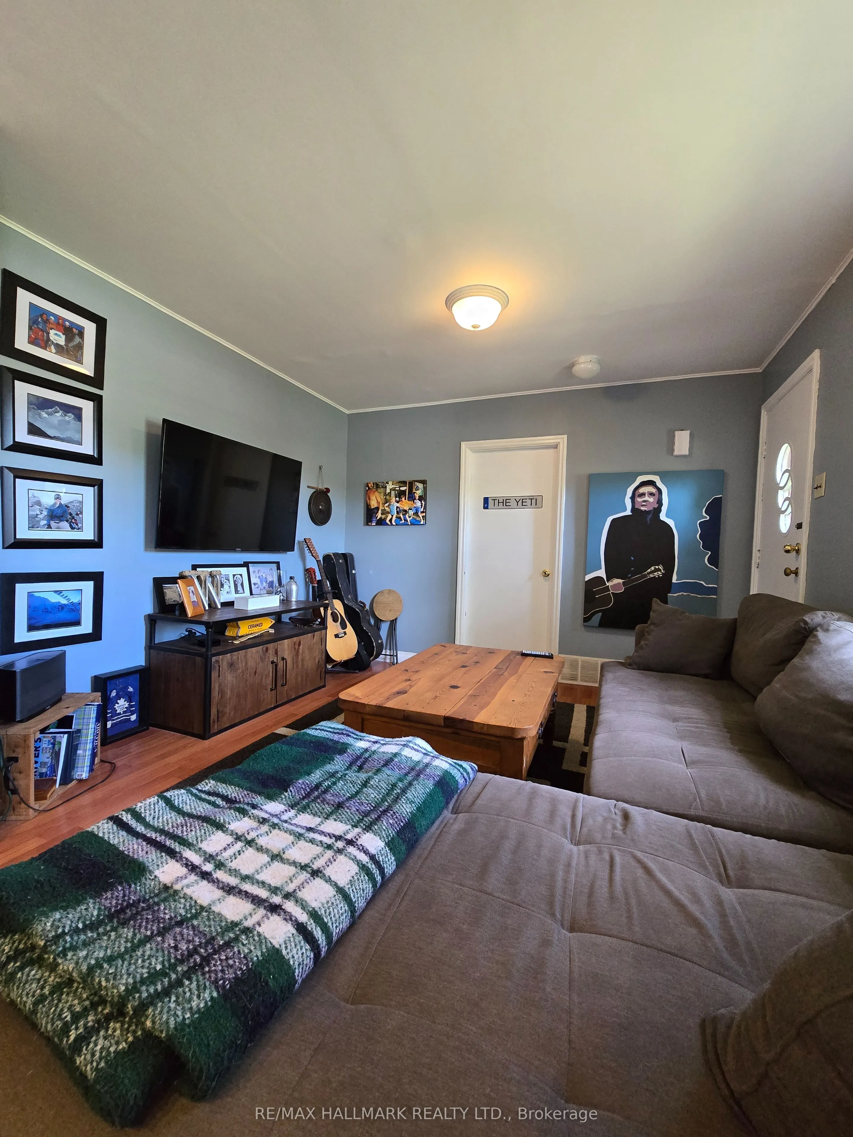 555 Wellington Street W