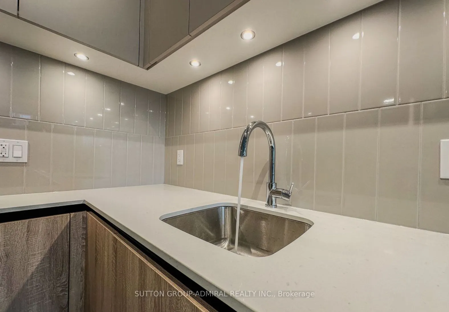 8 Beverley Glen Boulevard, #307