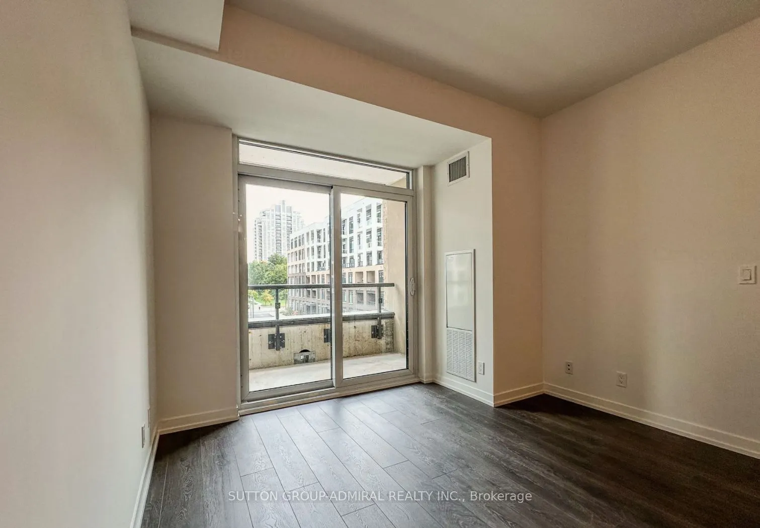 8 Beverley Glen Boulevard, #307