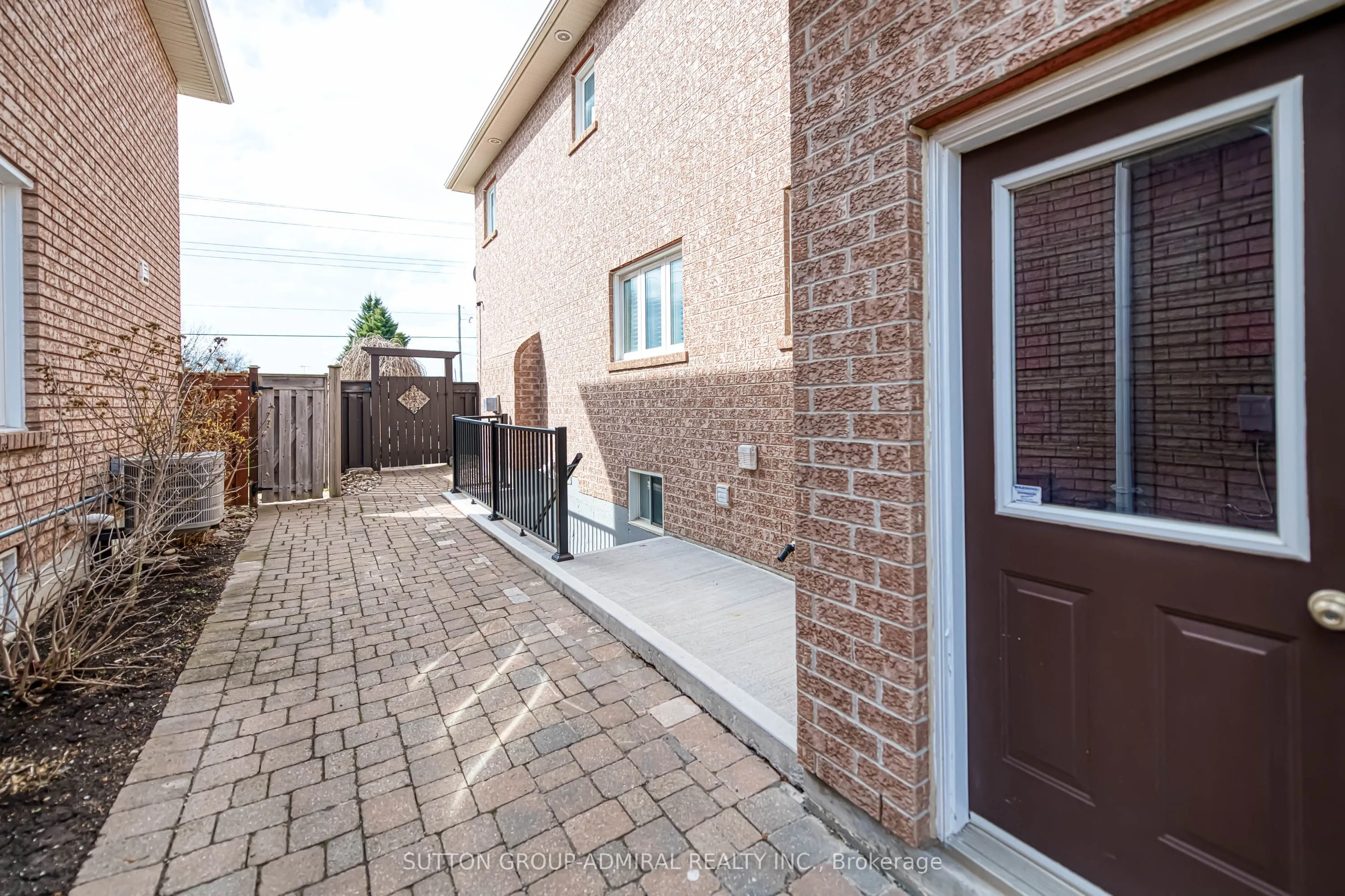 11 Saint Avenue