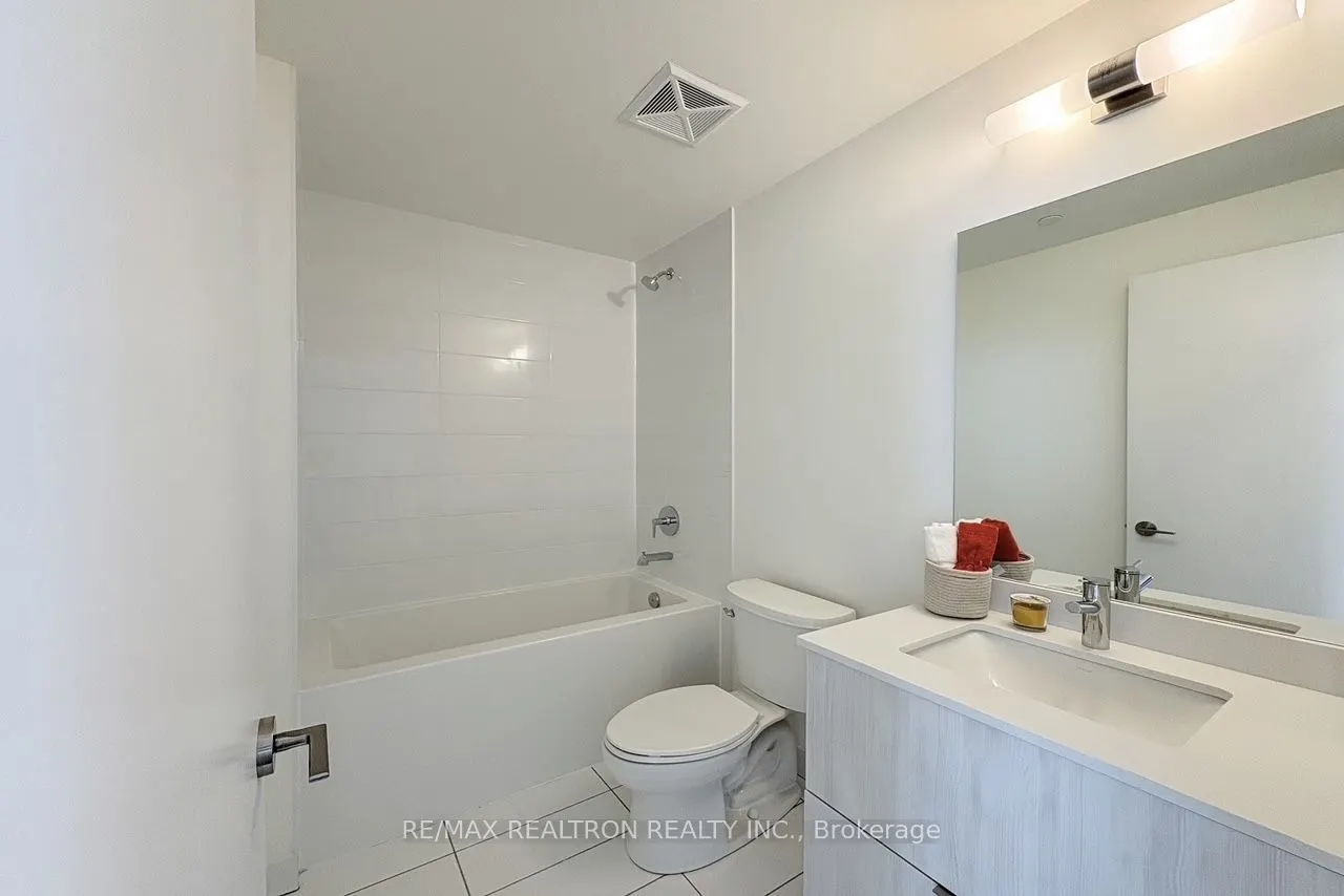 6 David Eyer Road E, #PH 913