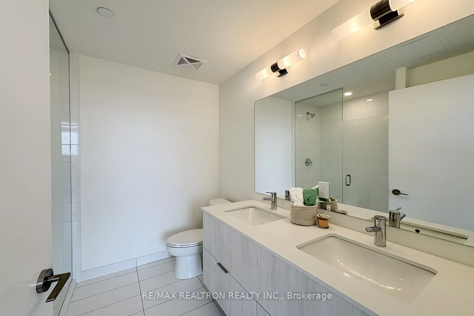 6 David Eyer Road E, #PH 913