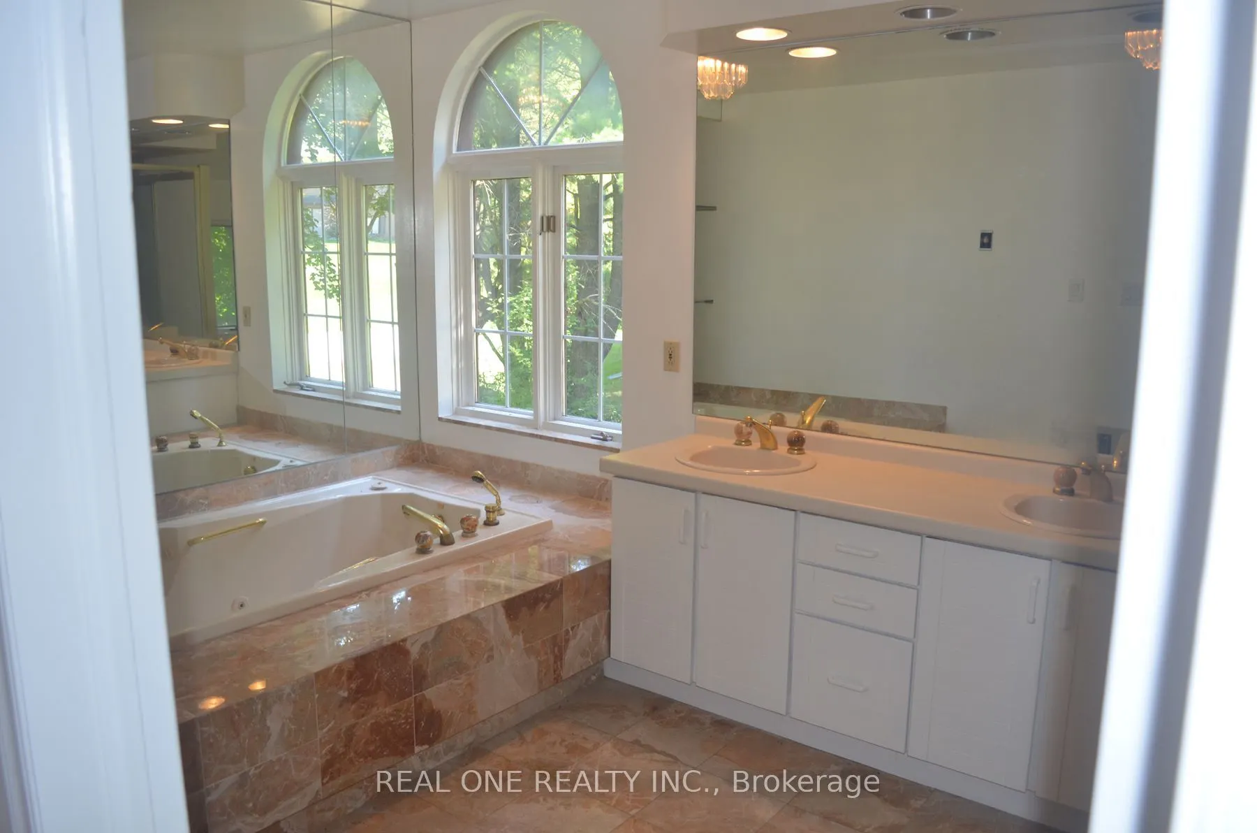 465 Woodland Acres Crescent