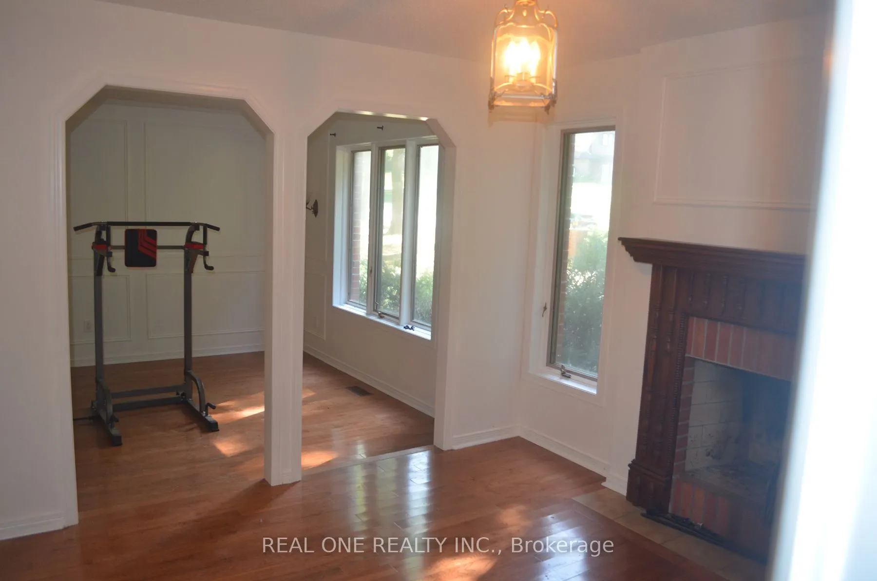 465 Woodland Acres Crescent