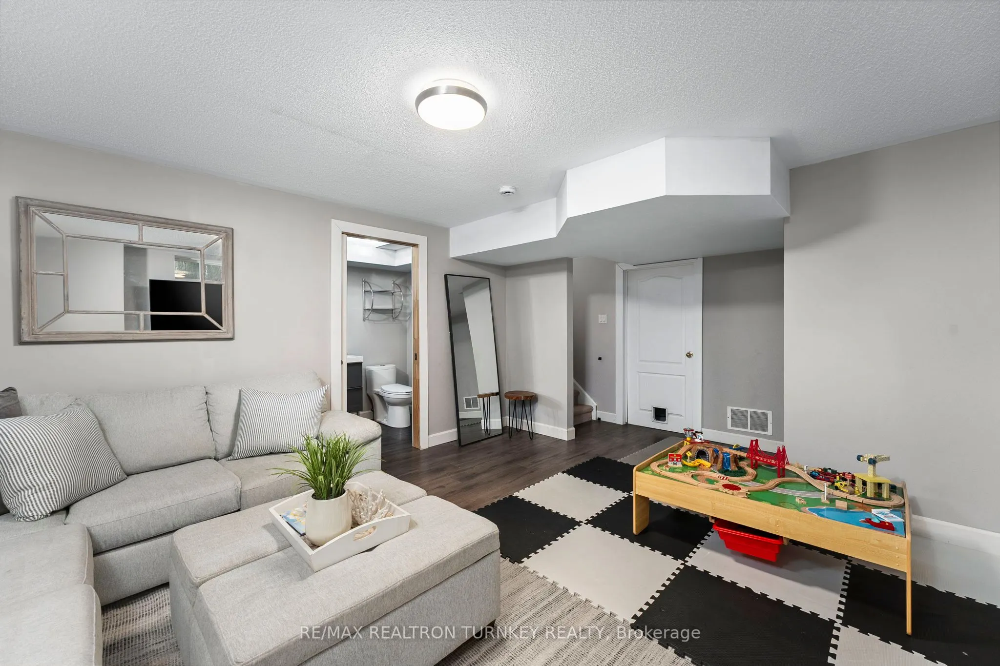 84 Admiral Crescent