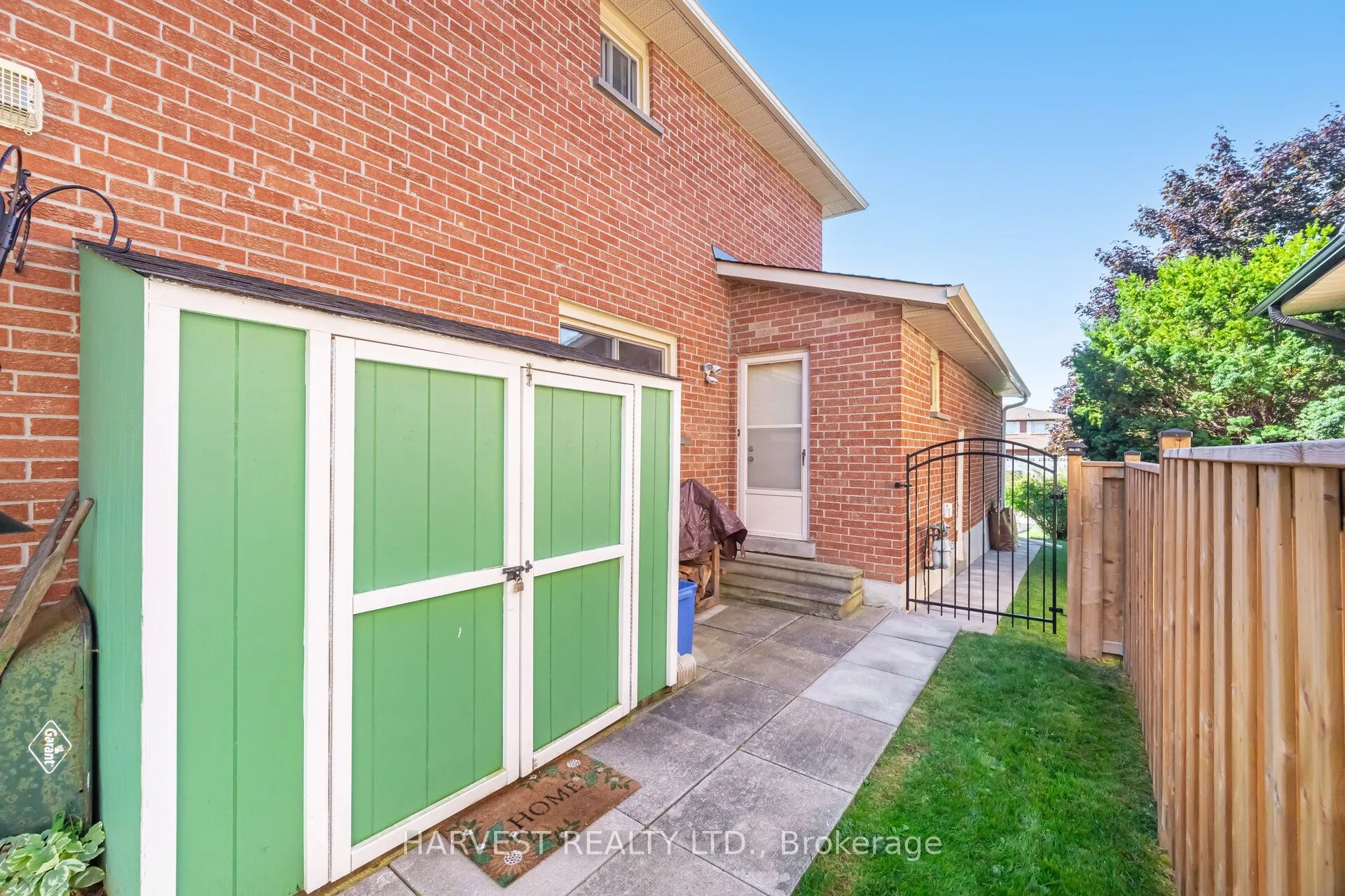 354 Darlington Crescent E