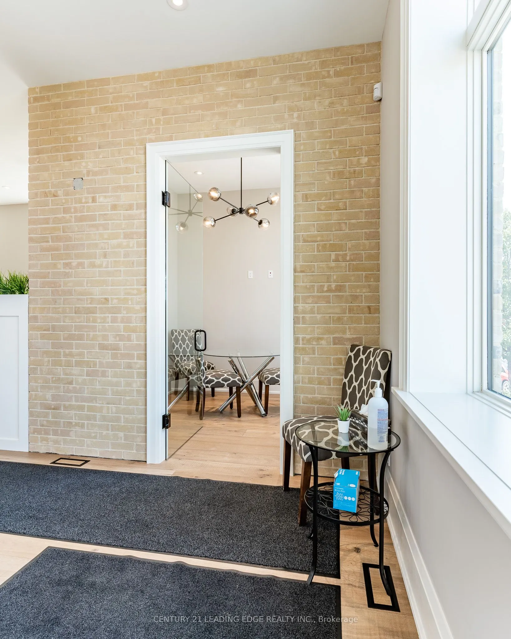 86 Brock Street W