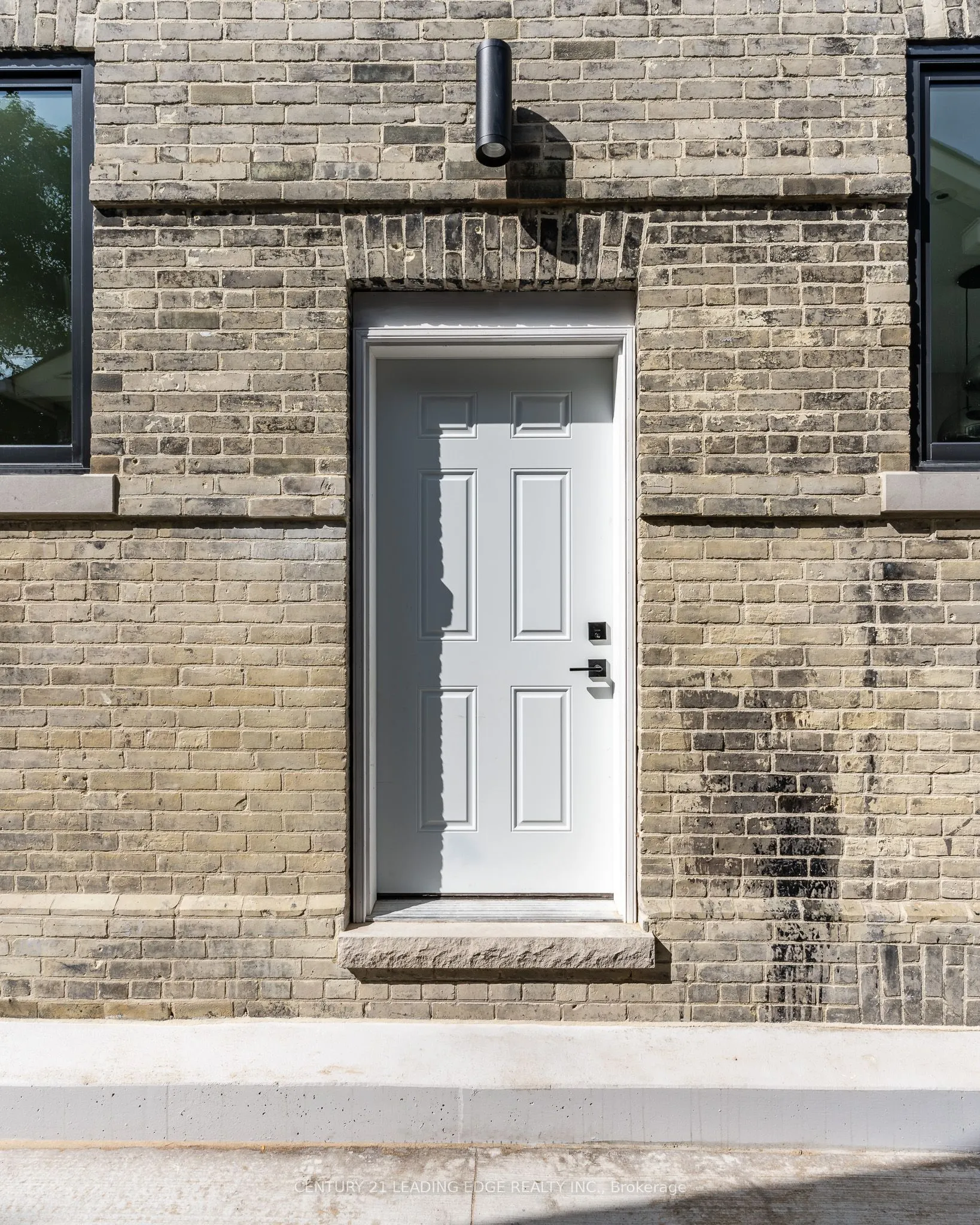 86 Brock Street W