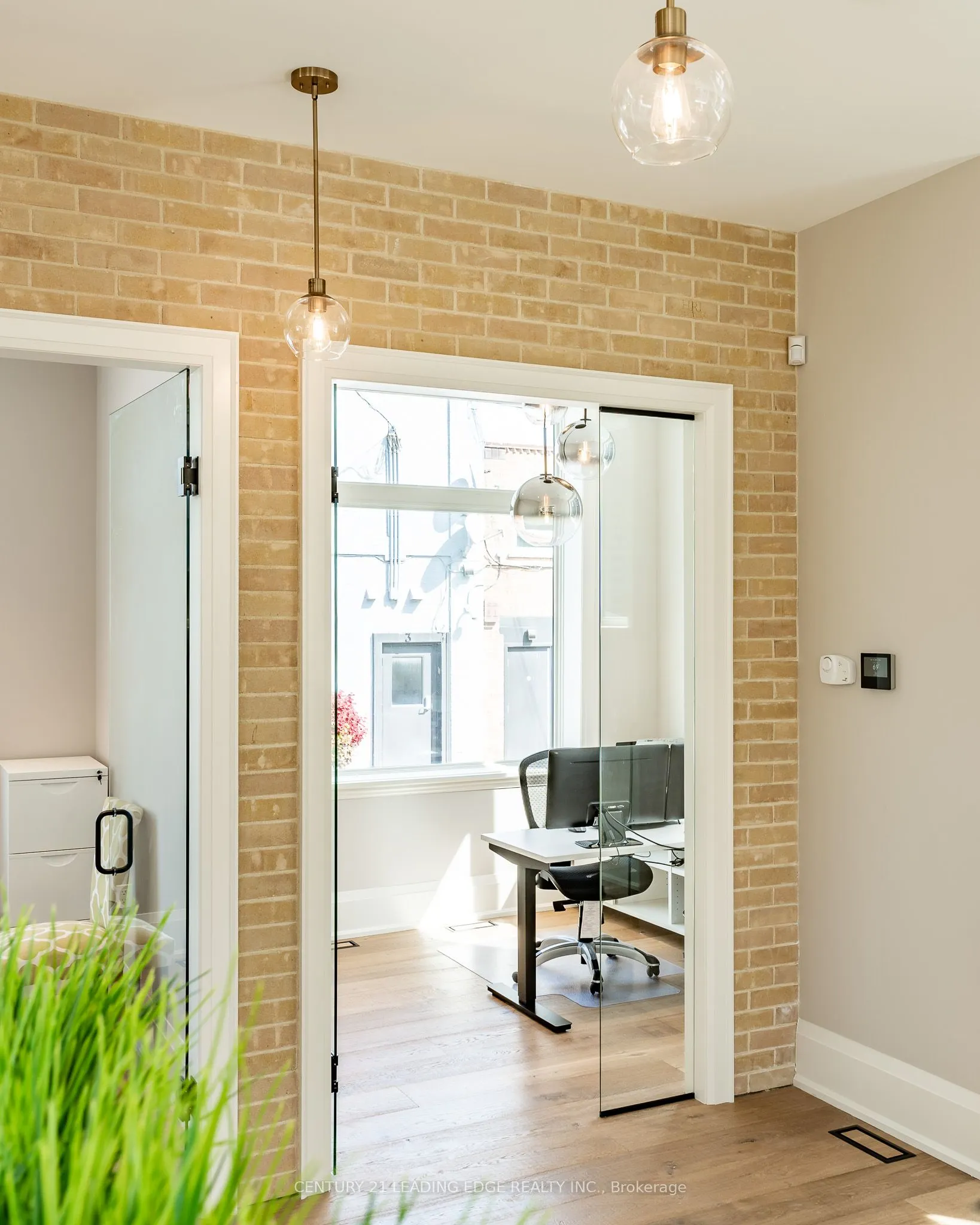 86 Brock Street W