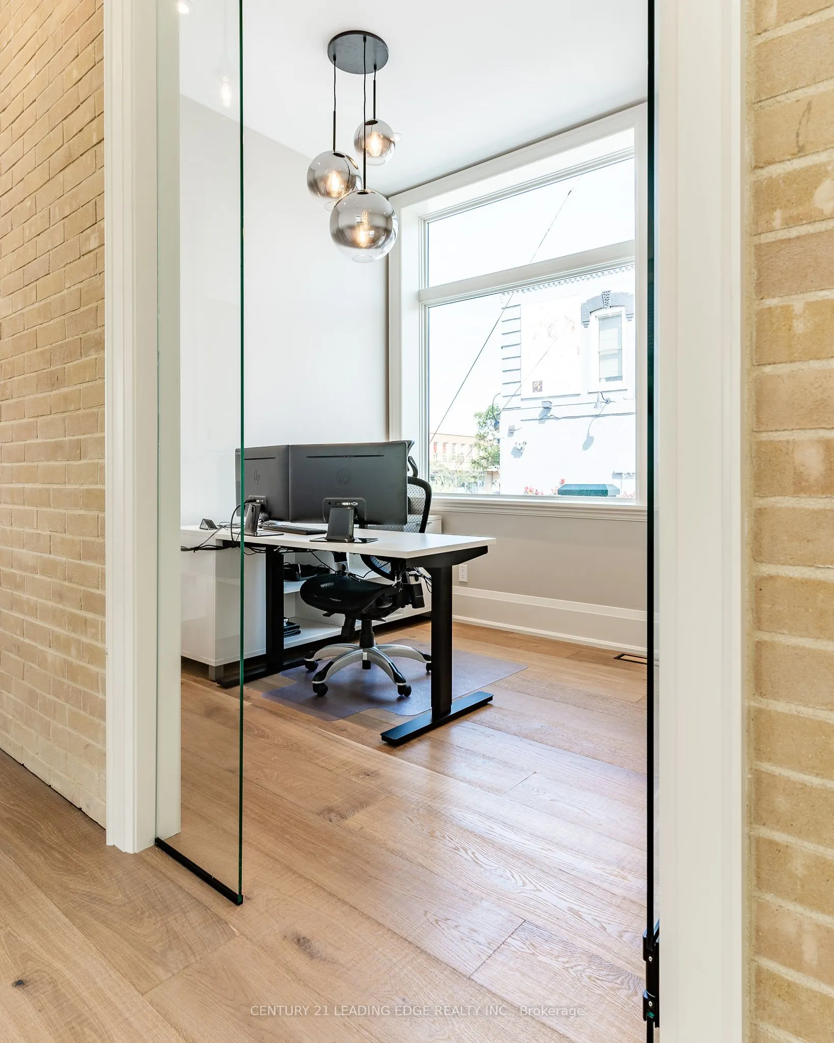 86 Brock Street W