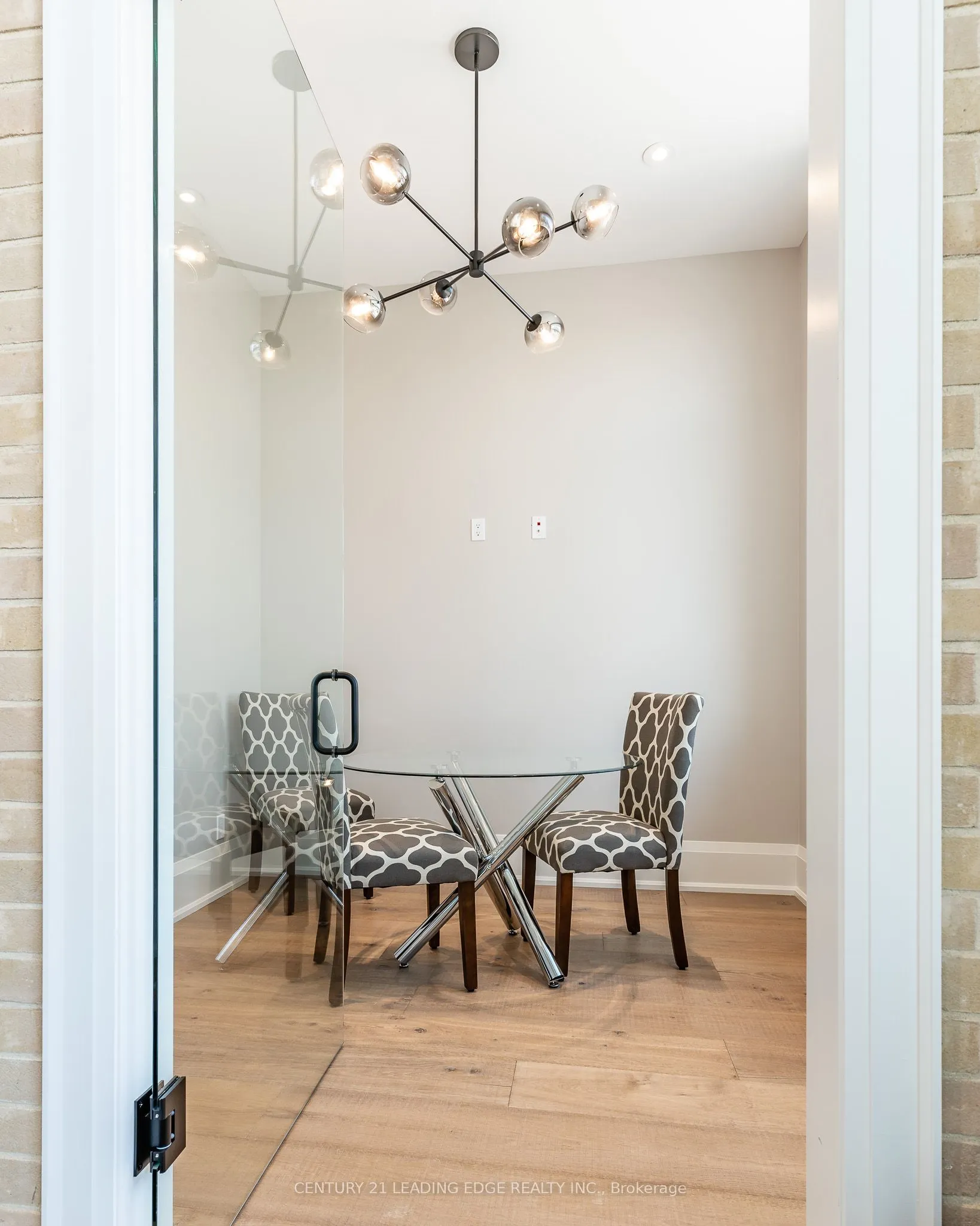 86 Brock Street W