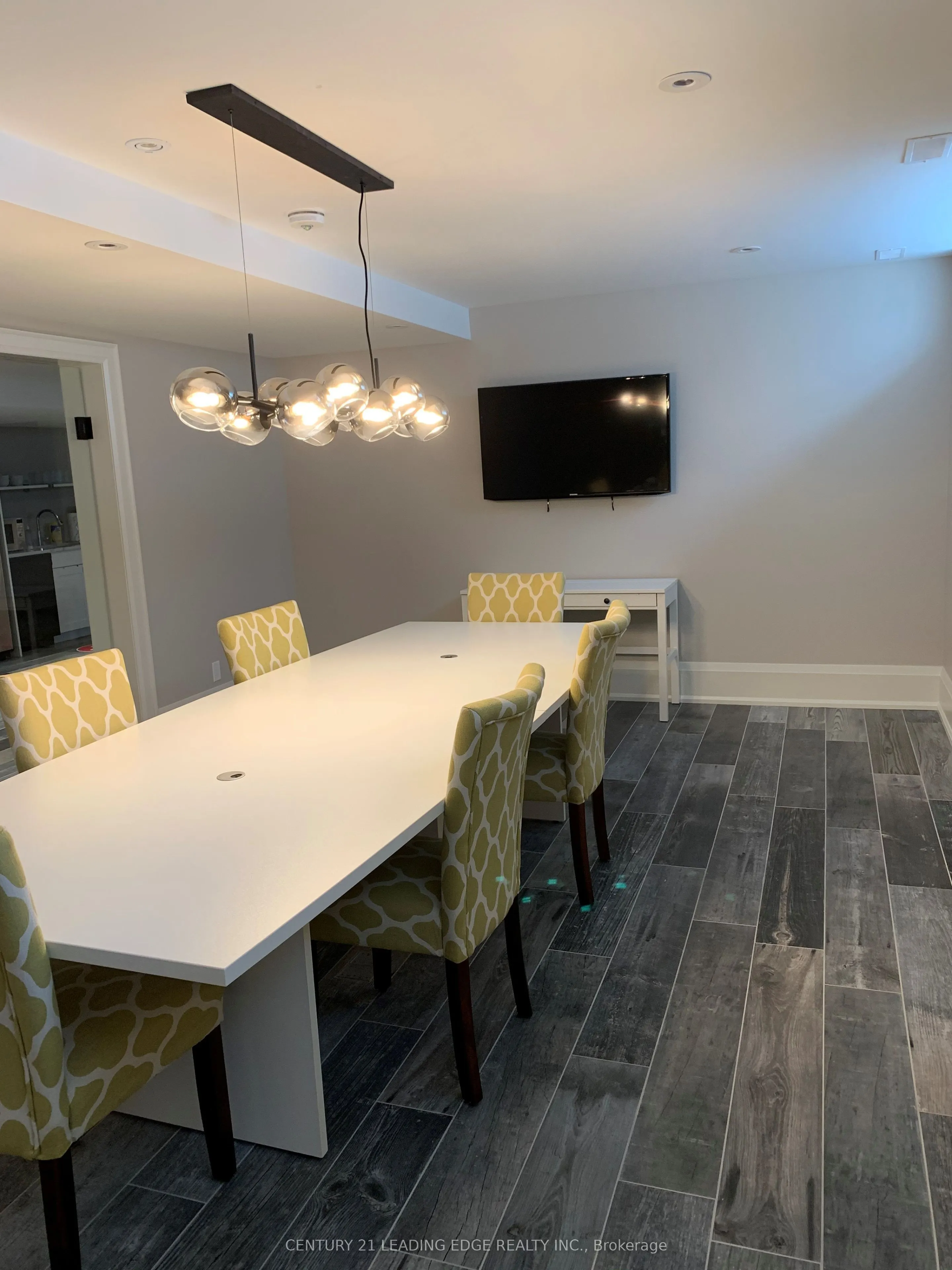 86 Brock Street W