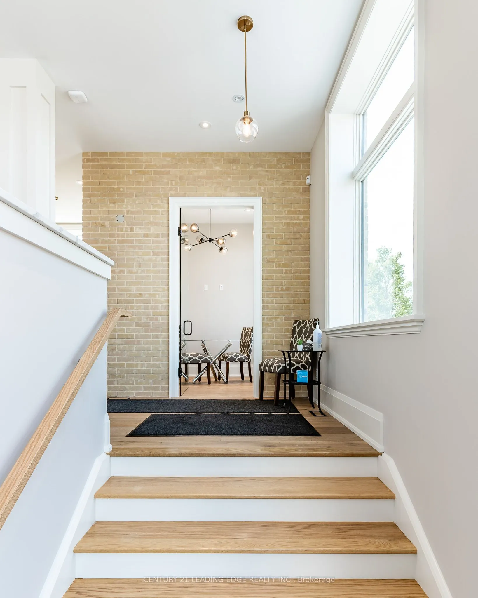86 Brock Street W