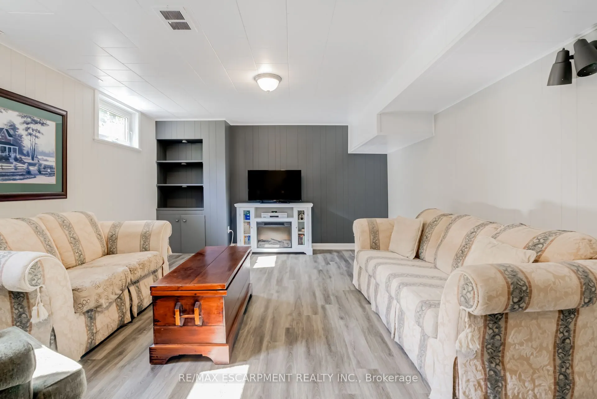 5 Albert Street E
