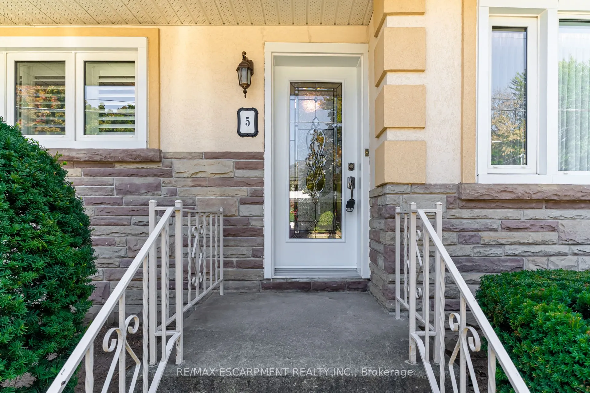 5 Albert Street E